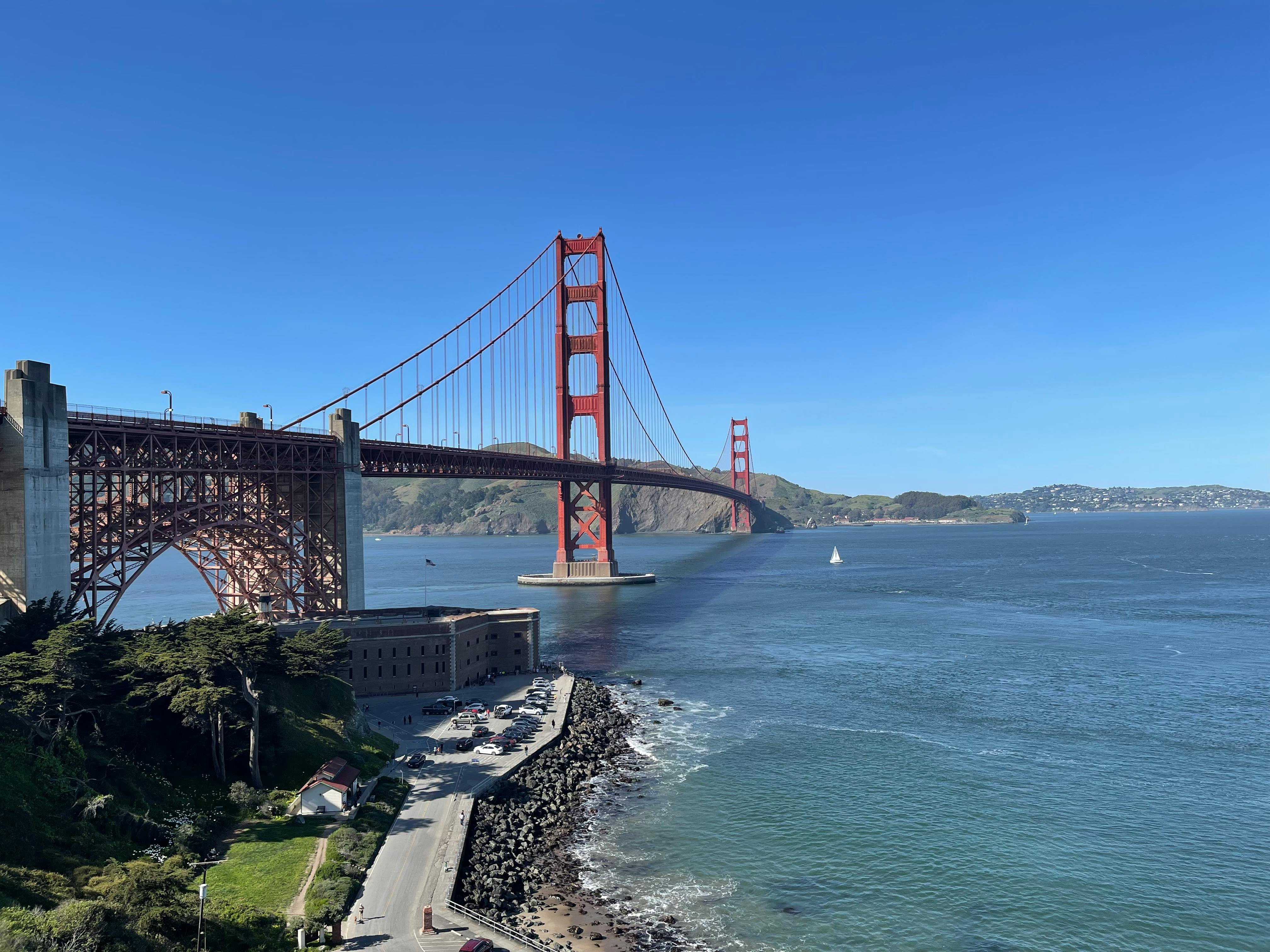 gratis Een adembenemend uitzicht op de Golden Gate Bridge en de baai van San Francisco onder een helderblauwe hemel. Stockfoto