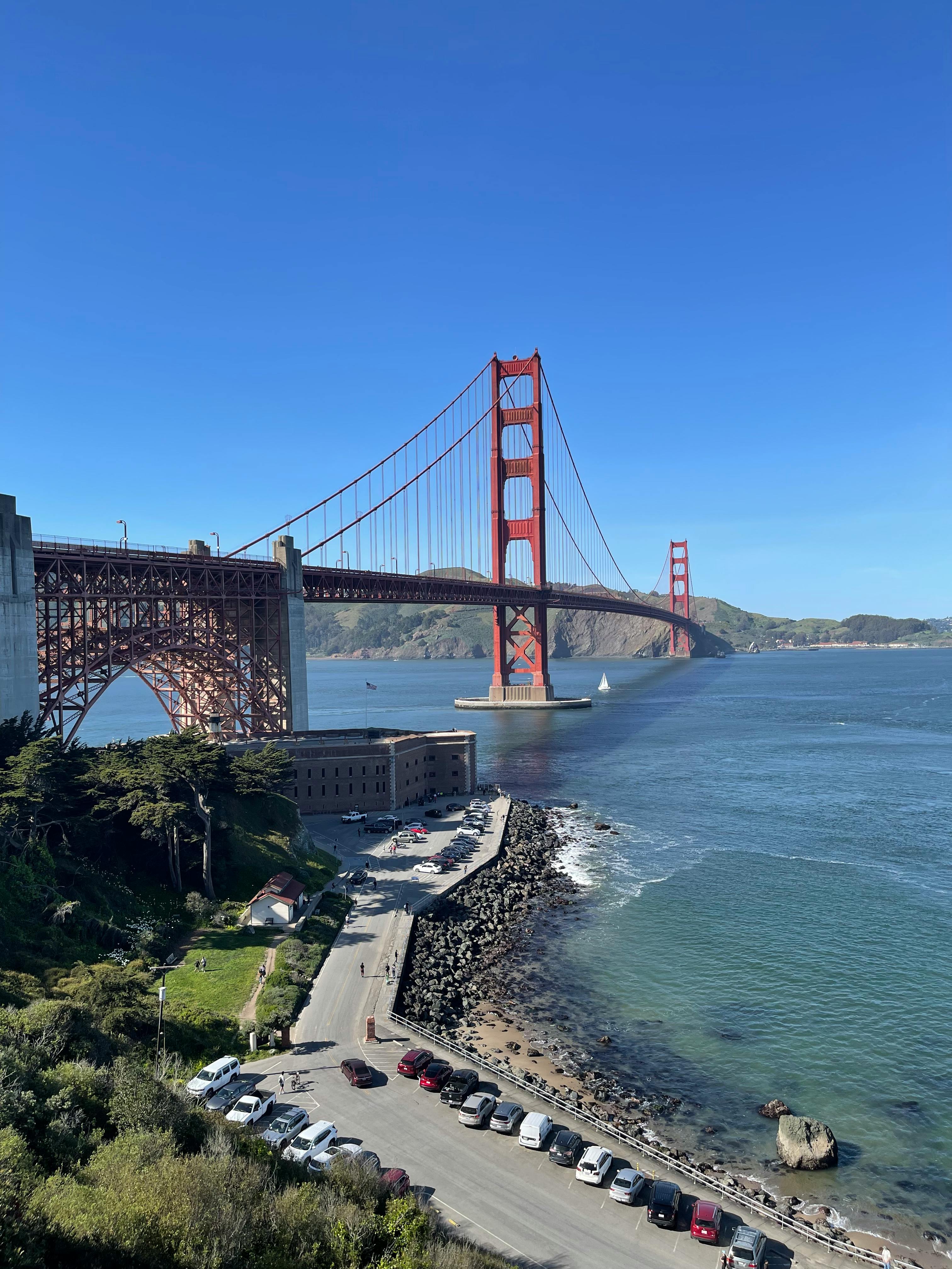 Bezpłatne Ikoniczne zdjęcie mostu Golden Gate w San Francisco w słoneczny dzień przy bezchmurnym niebie. Zdjęcie z galerii
