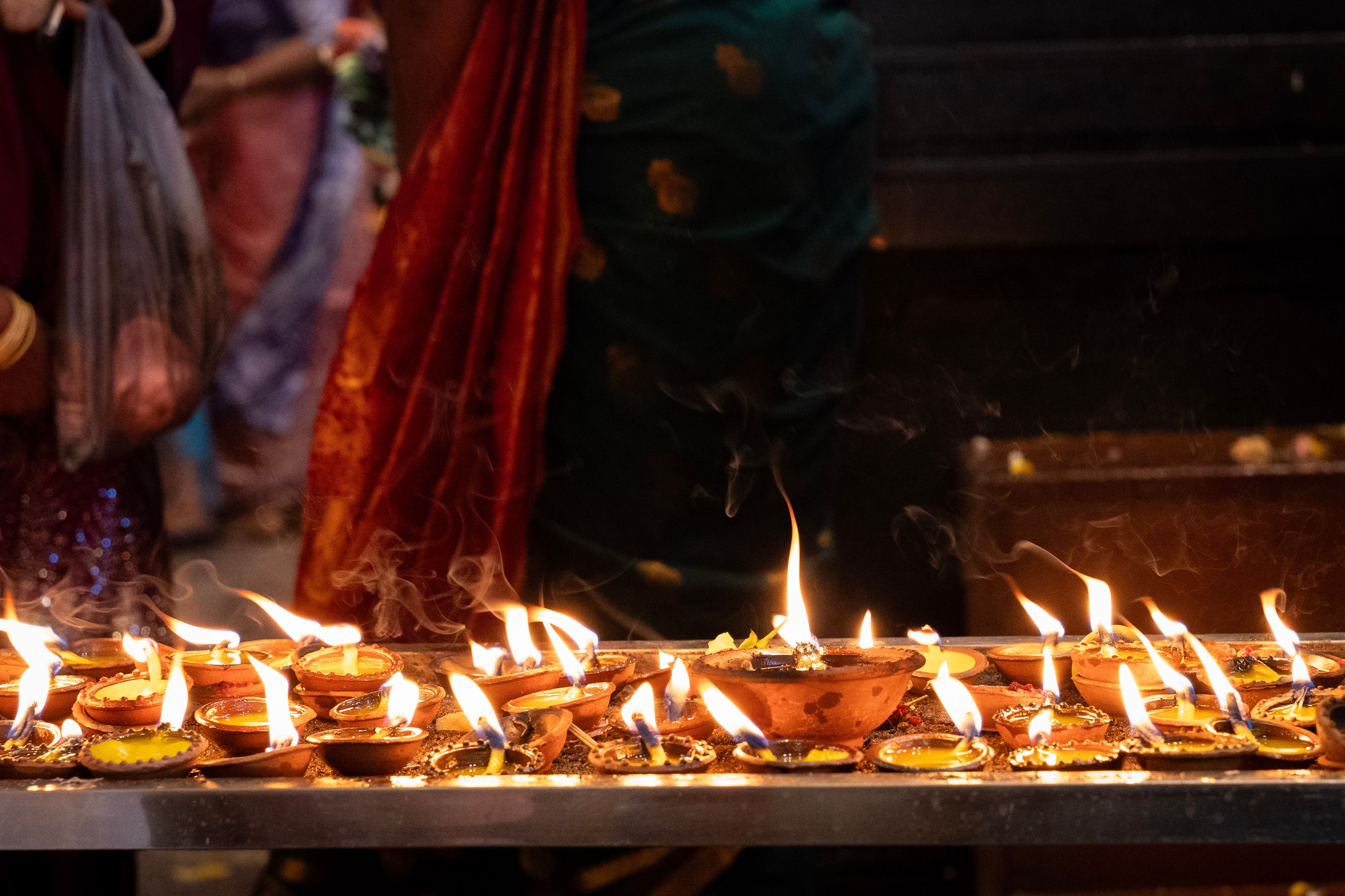 दिवाली 2026 बोनस शर्तें पढ़ता स्मार्टफोन उपयोगकर्ता, बगल में कागज पर बजट गणना और कैलेंडर