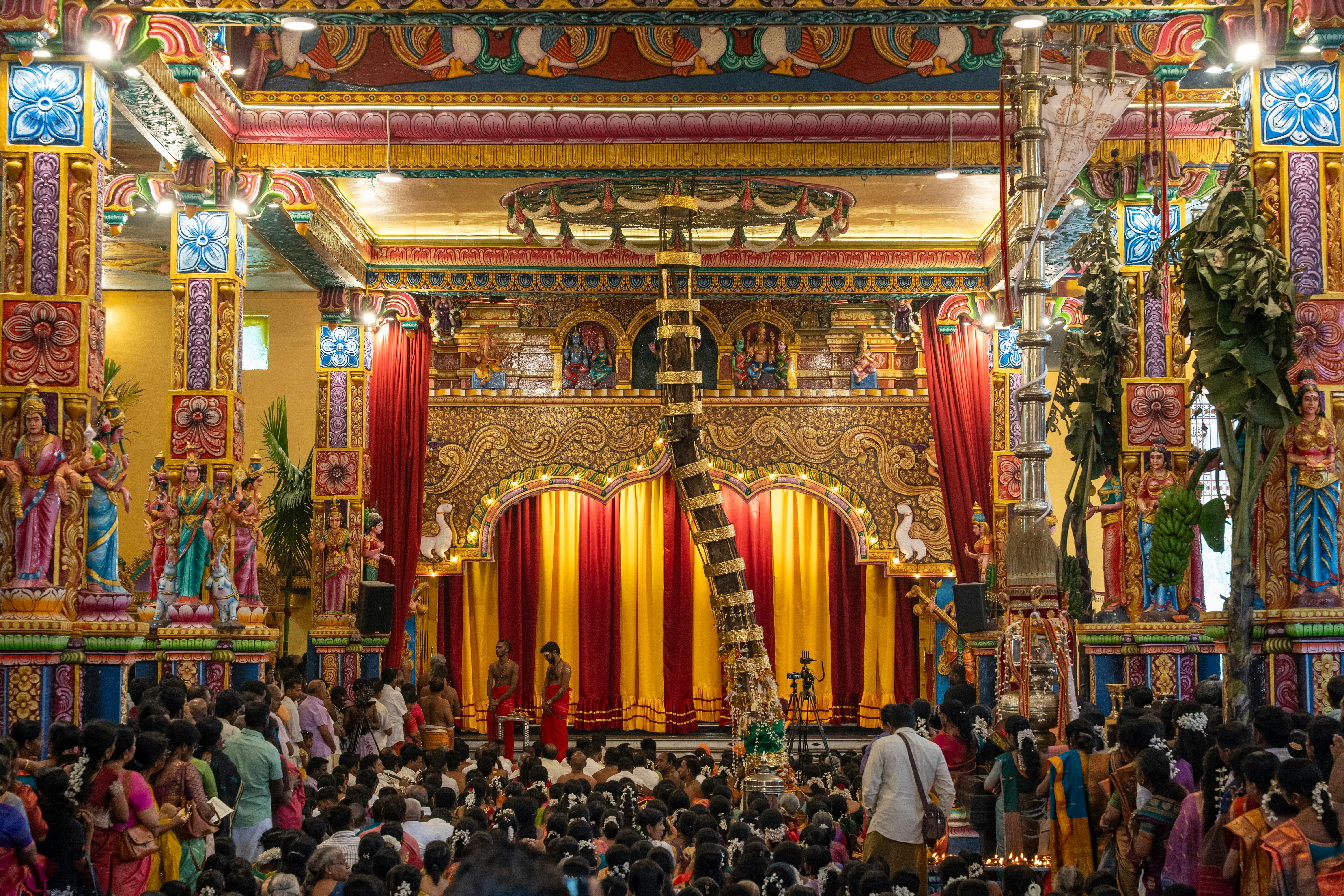 gratis Een kleurrijk hindoeïstisch festival in een versierde tempel in Matale, Sri Lanka, waar culturele tradities worden getoond en het publiek wordt betrokken. Stockfoto