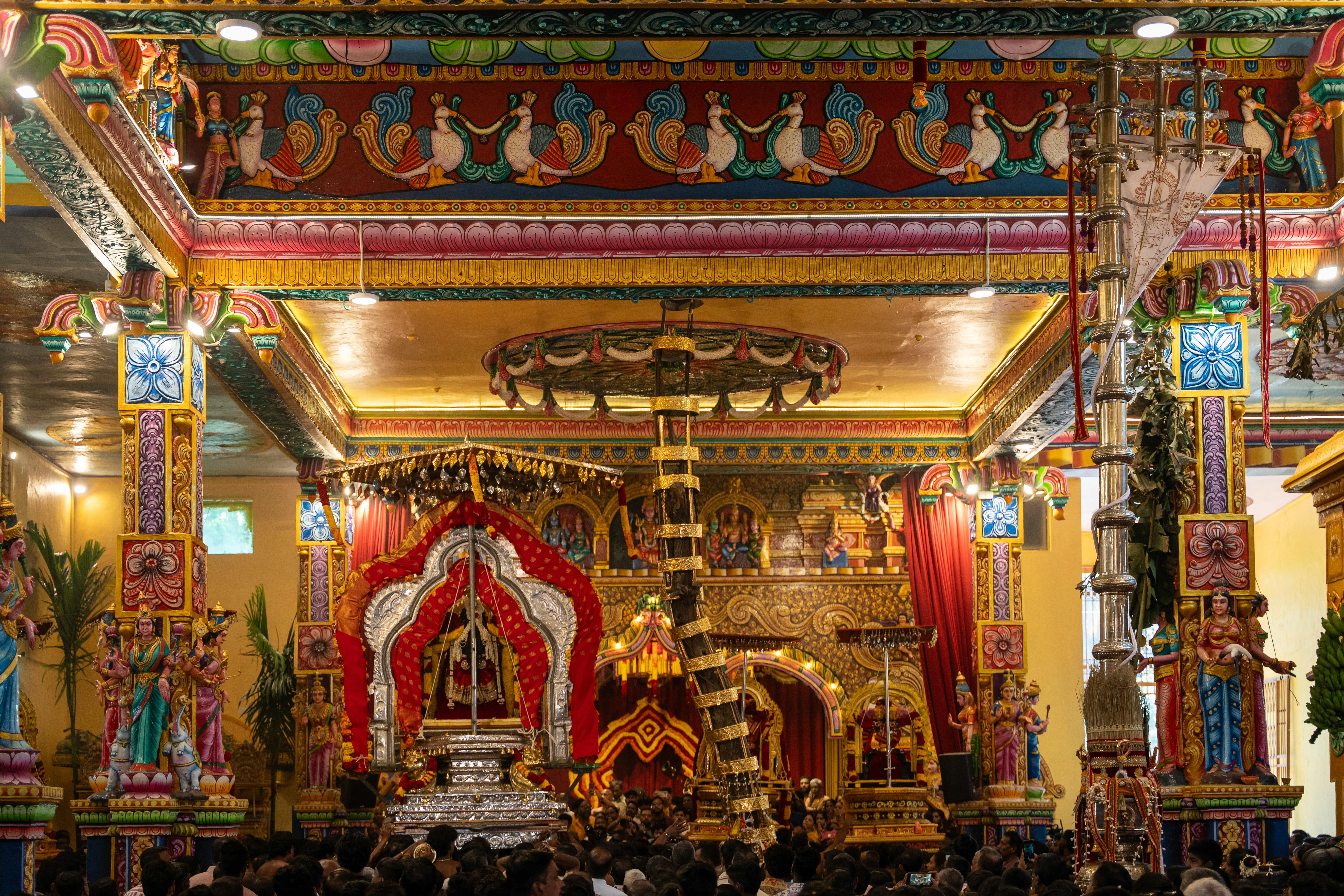 gratis Een levendig tempelinterieur tijdens een festival in Matale, waar het culturele erfgoed van Sri Lanka wordt tentoongesteld. Stockfoto