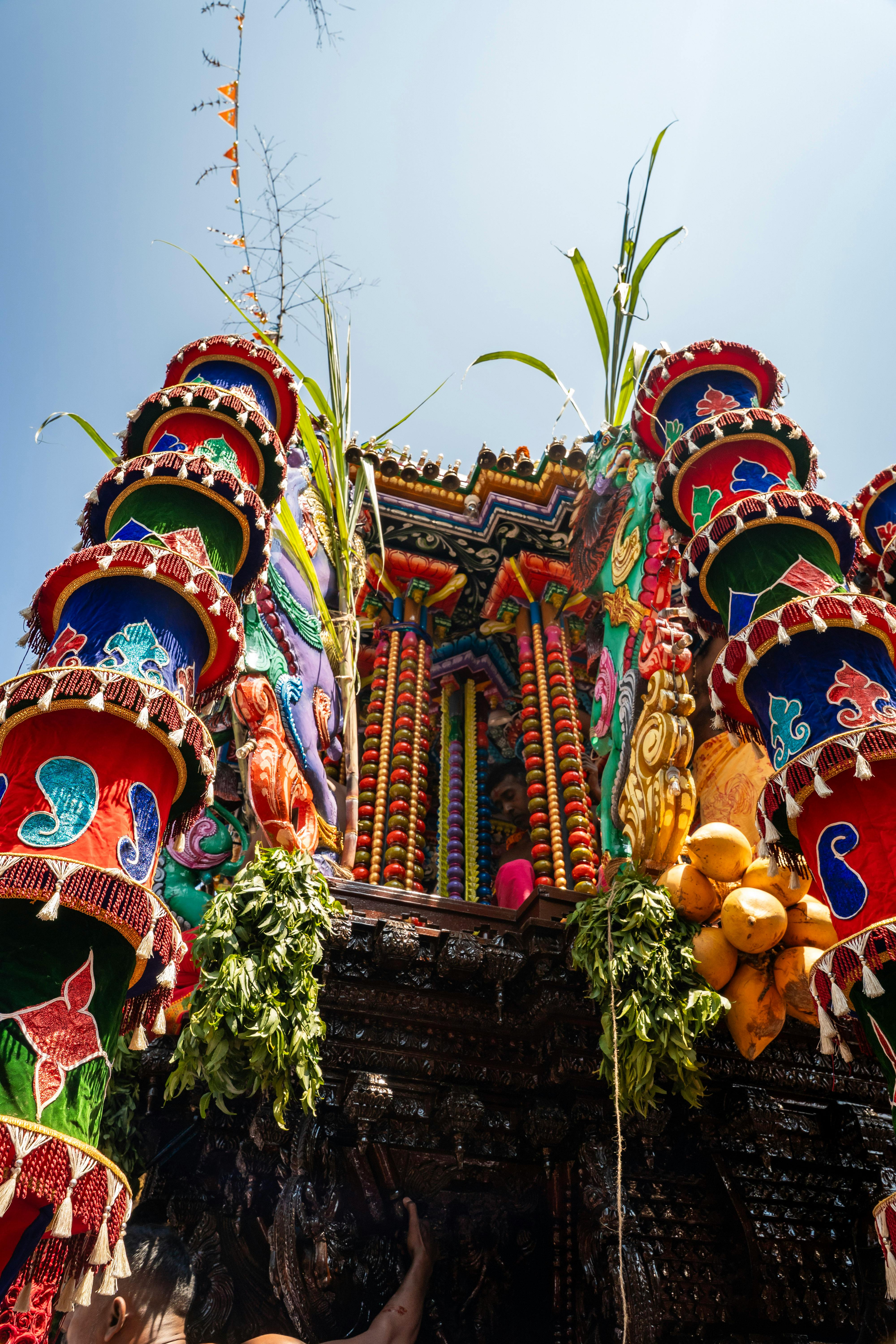 Kostenlos Farbenfrohes Theru-Festivalgebäude in Matale, Sri Lanka, geschmückt mit leuchtenden Dekorationen und Früchten. Stock-Foto