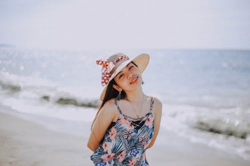 бесплатная Фотография женщины в соломенной шляпе Стоковое фото
