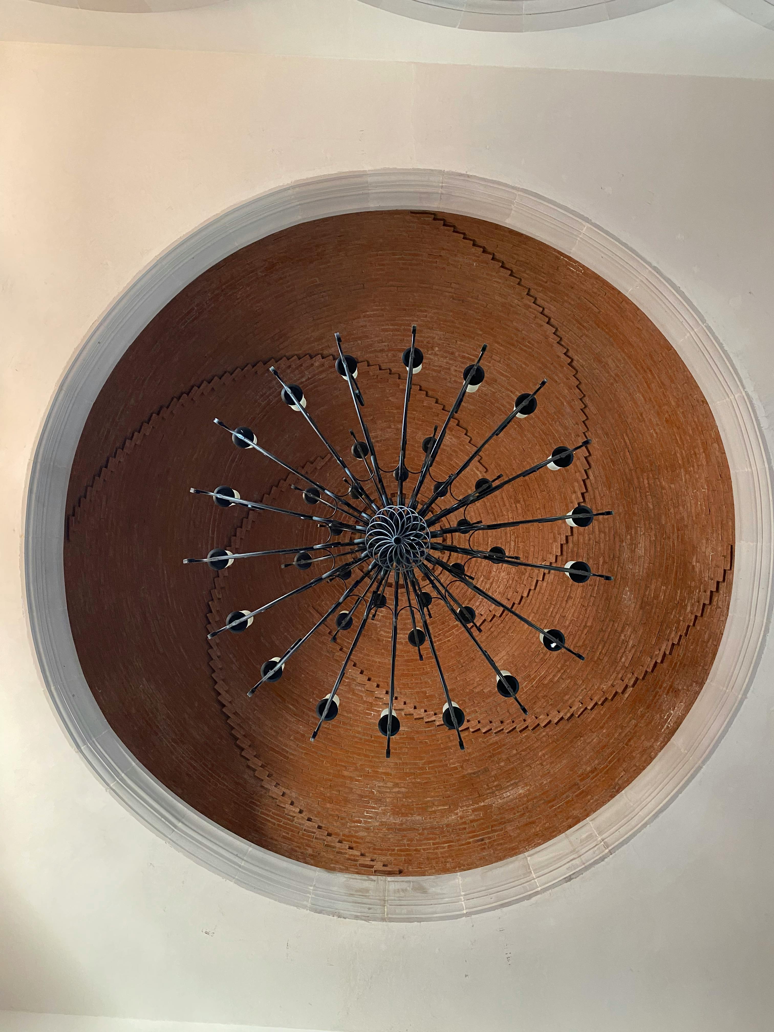 ฟรี เพดานโดมที่สวยงามพร้อมโคมระย้าดีไซน์ไม่เหมือนใครในเมืองโนชิสท์ลัน ประเทศเม็กซิโก คลังภาพถ่าย