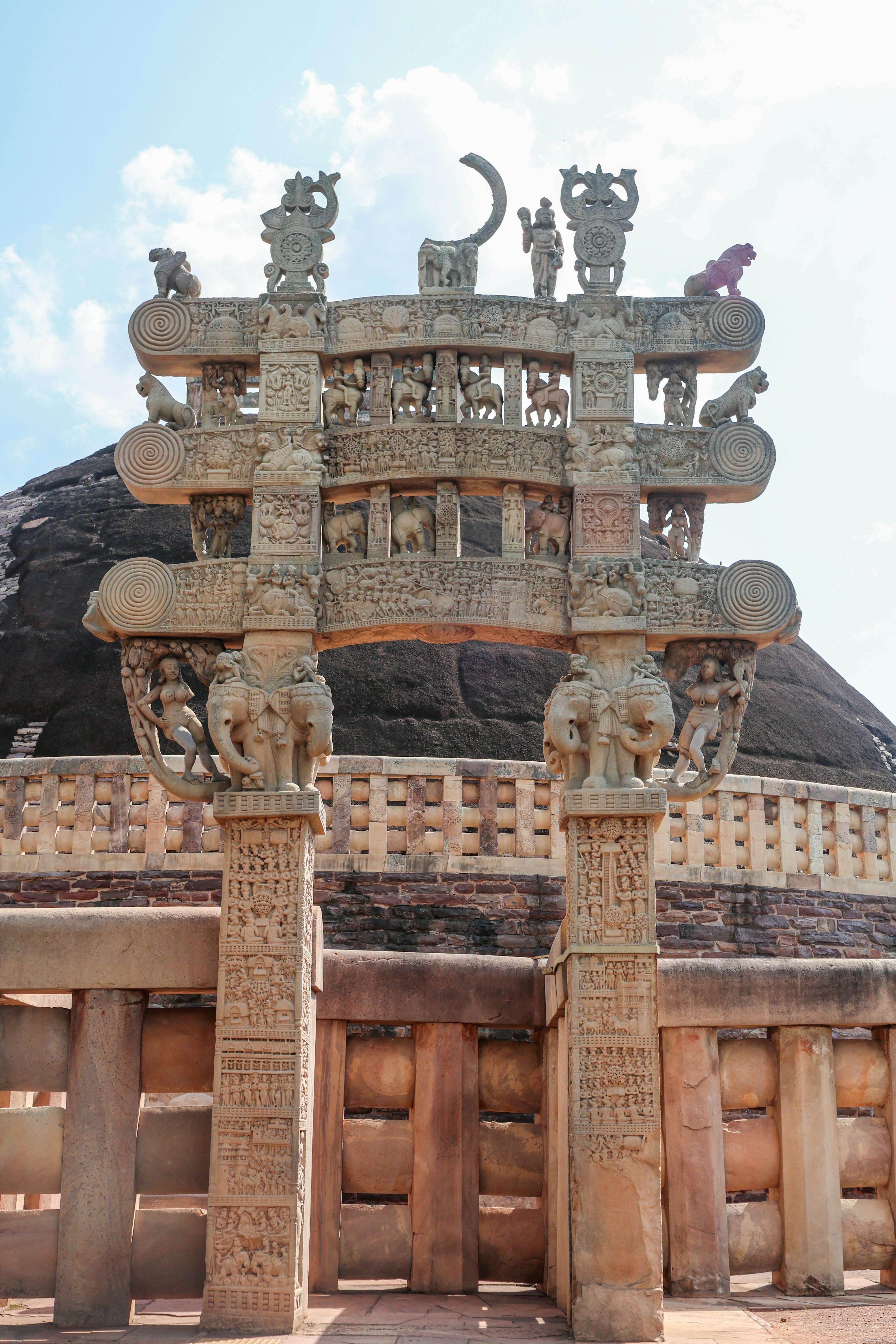 Bezpłatne Widok z przodu na misterną Toranę w Sanchi Stupa, Madhya Pradesh, Indie. Zdjęcie z galerii
