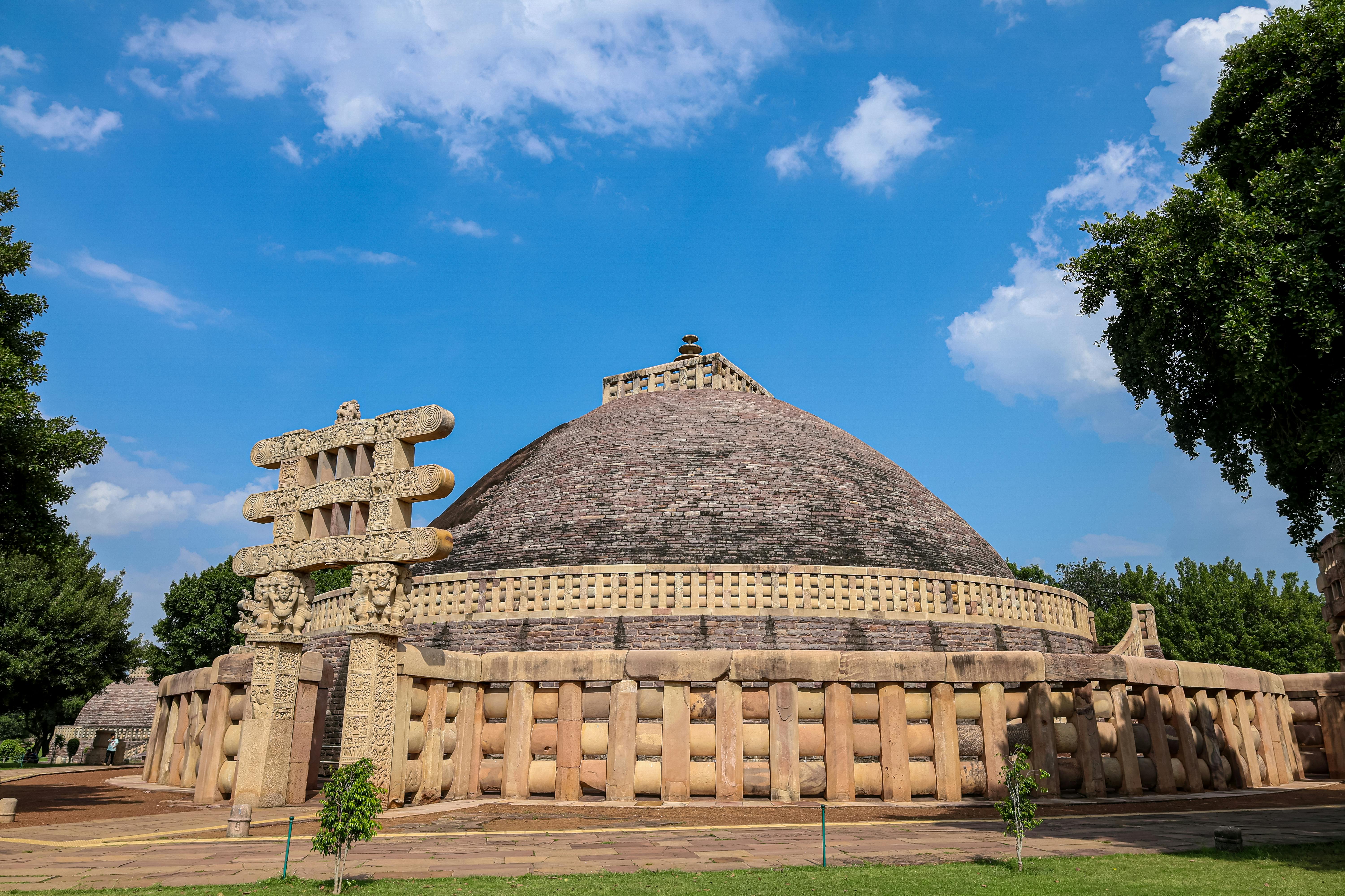 gratis De Grote Stupa van Sanchi in India, onder een helderblauwe hemel, toont eeuwenoude boeddhistische architectuur. Stockfoto