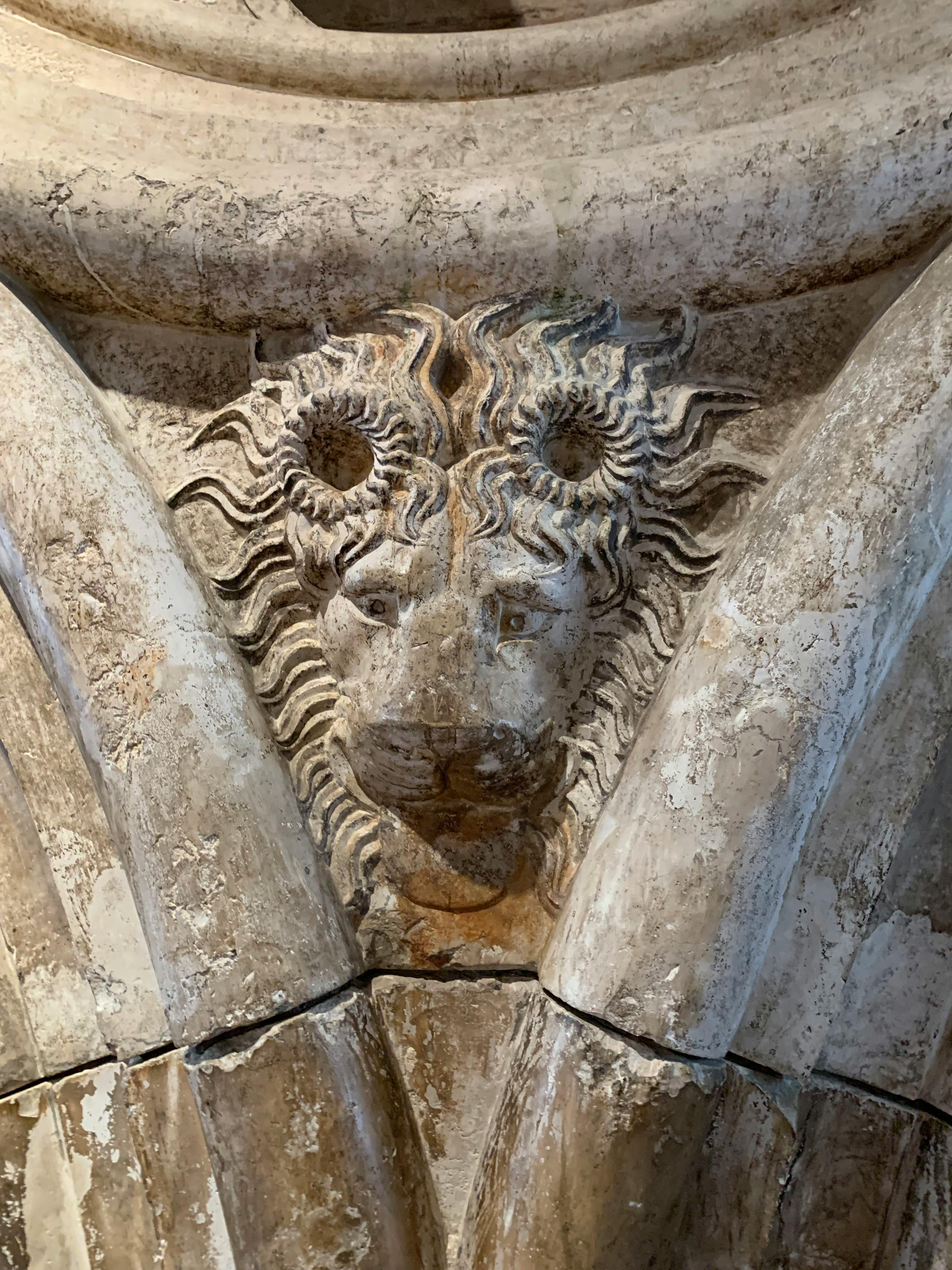 Gratuit Gros plan sur une sculpture de lion en pierre finement ouvragée, située dans une arche gothique à Venise, en Italie. Photos
