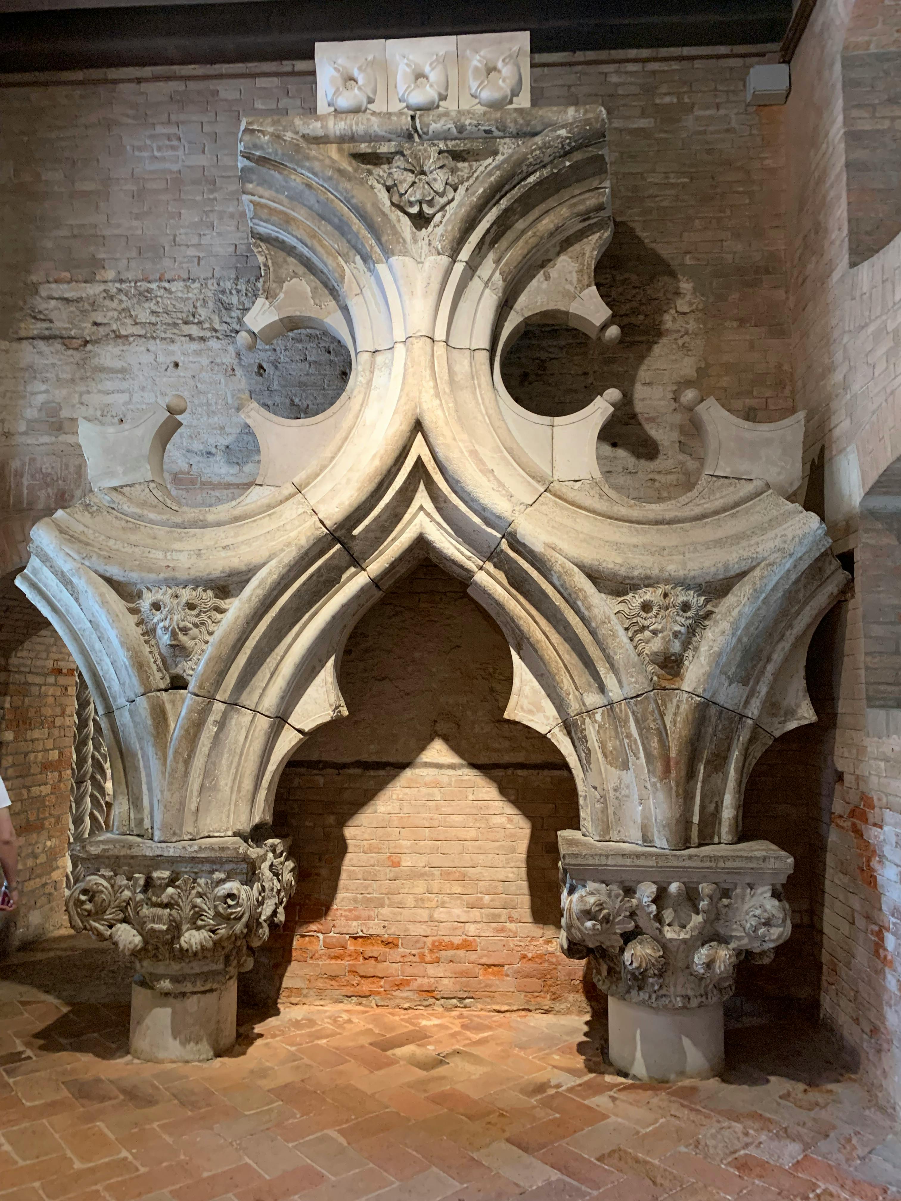 Bezpłatne Misterny gotycki łuk z ozdobnymi rzeźbami w weneckim miejscu historycznym, prezentującym średniowieczną architekturę. Zdjęcie z galerii