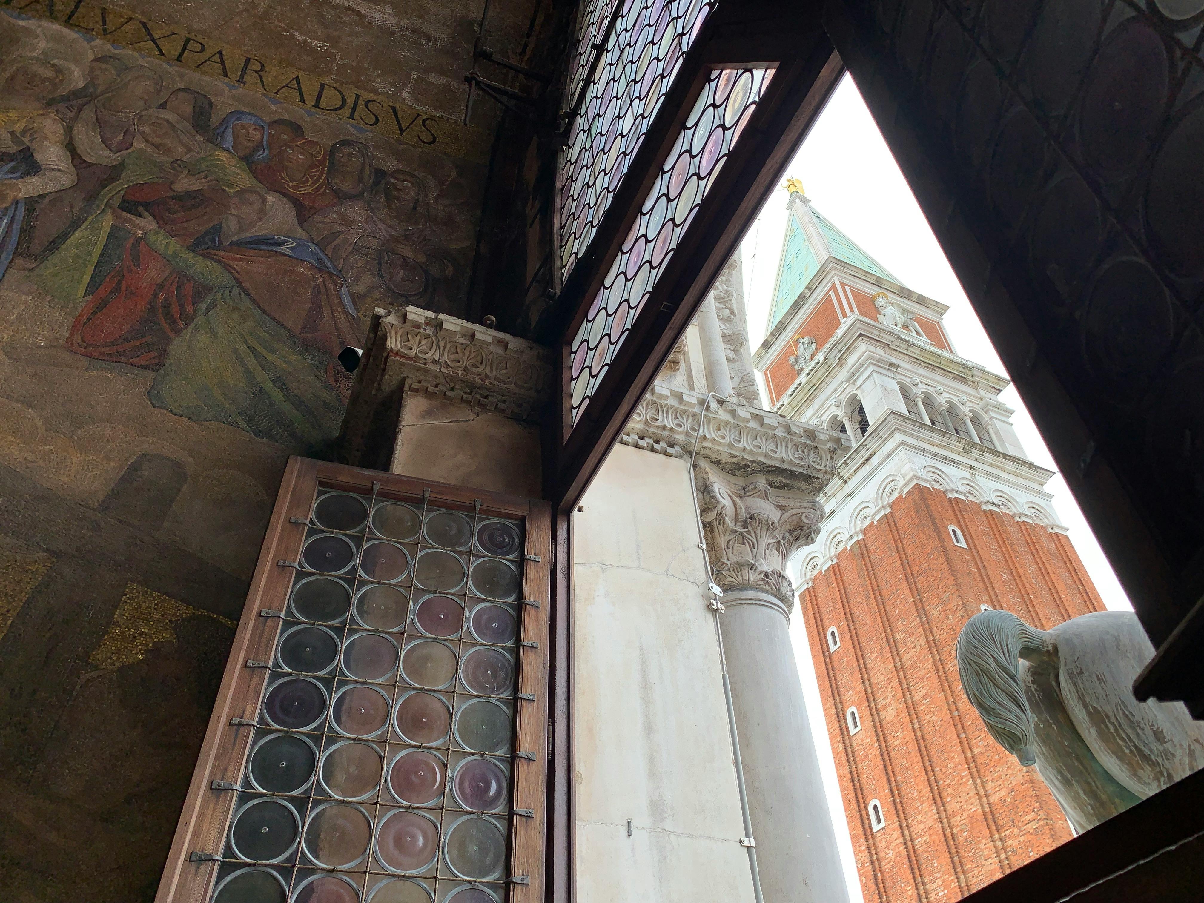 Bezpłatne Widok wnętrza Bazyliki Świętego Marka ukazujący sztukę mozaikową i Dzwonnicę San Marco w Wenecji, Włochy. Zdjęcie z galerii