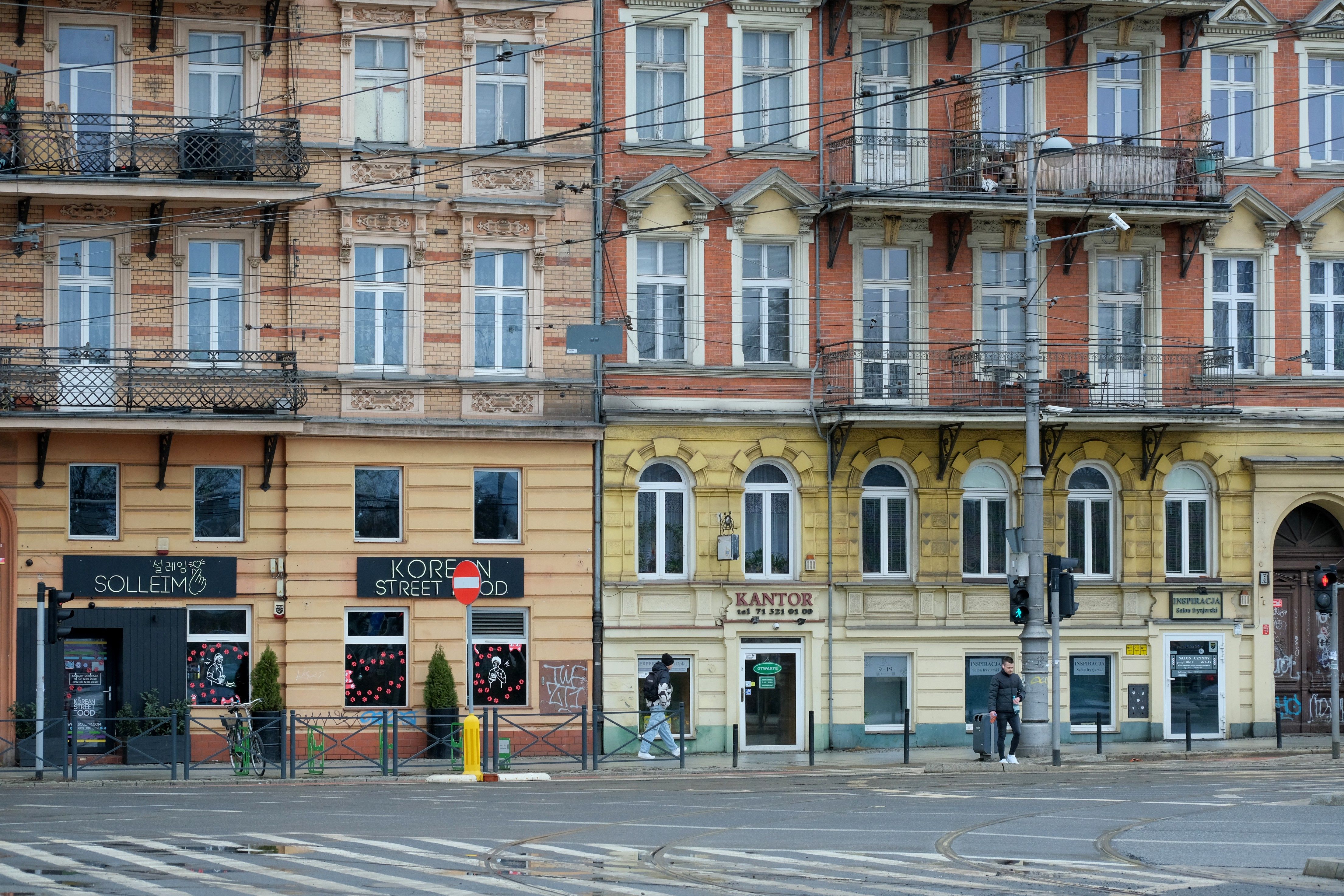 Charming European Street with Historic Architecture · Free Stock Photo