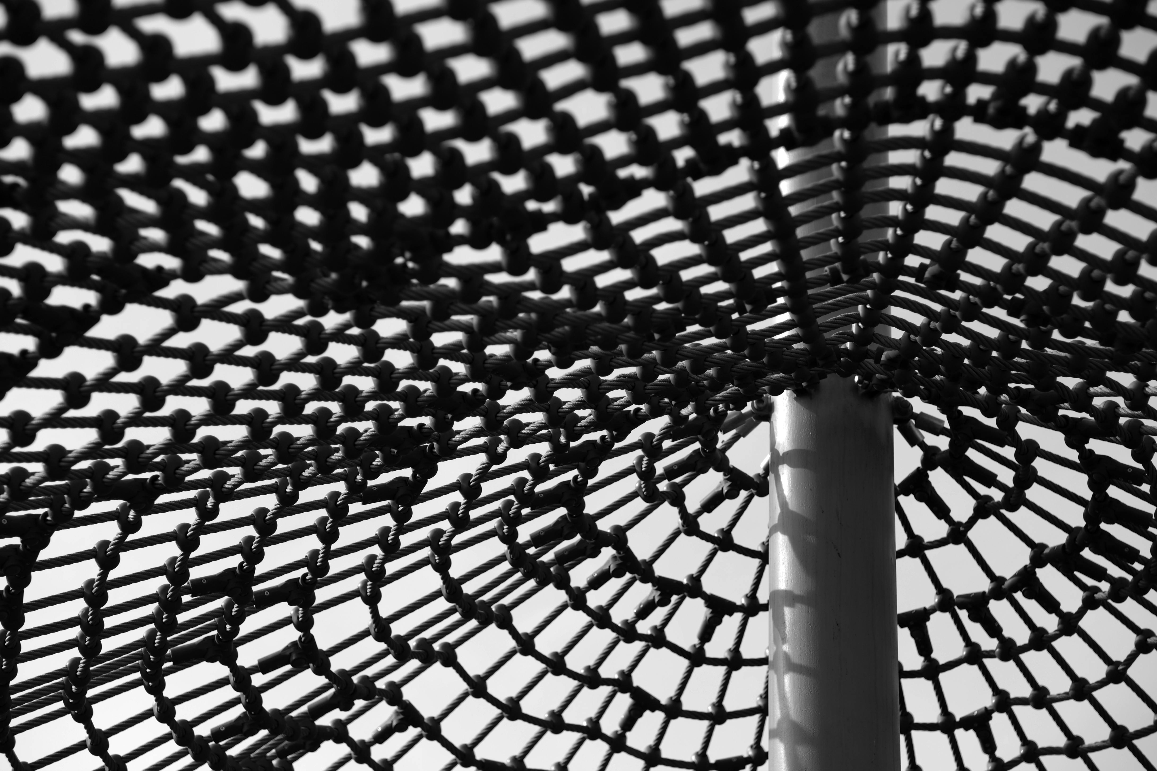 ฟรี ภาพระยะใกล้แบบนามธรรมของโครงสร้างตาข่ายในโทนสีขาวดำ สร้างเป็นลวดลายเรขาคณิต คลังภาพถ่าย