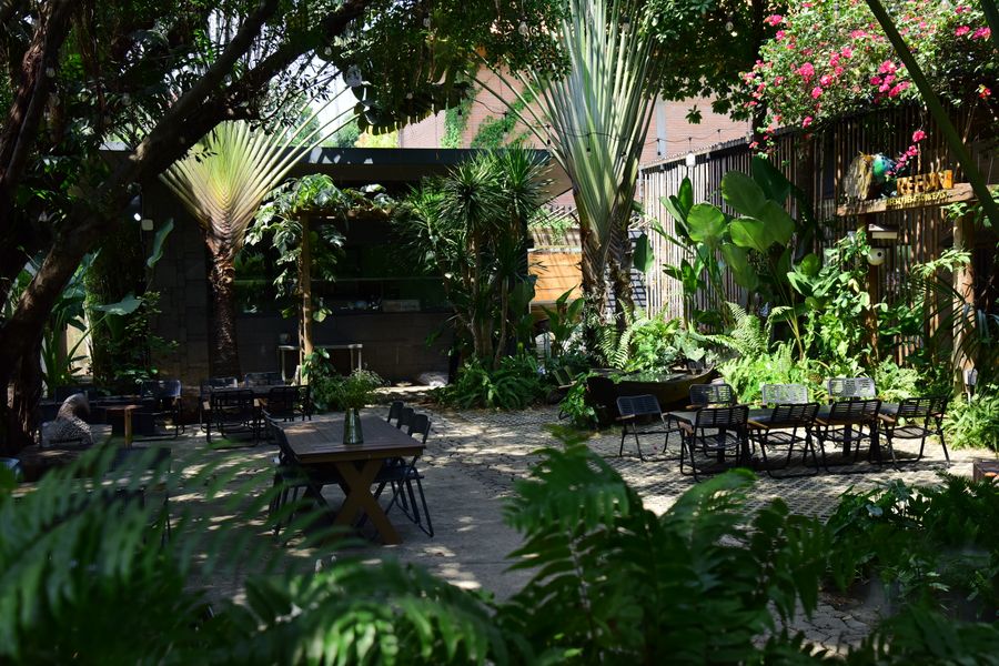 Suasana makan luar dalam kebun tropika