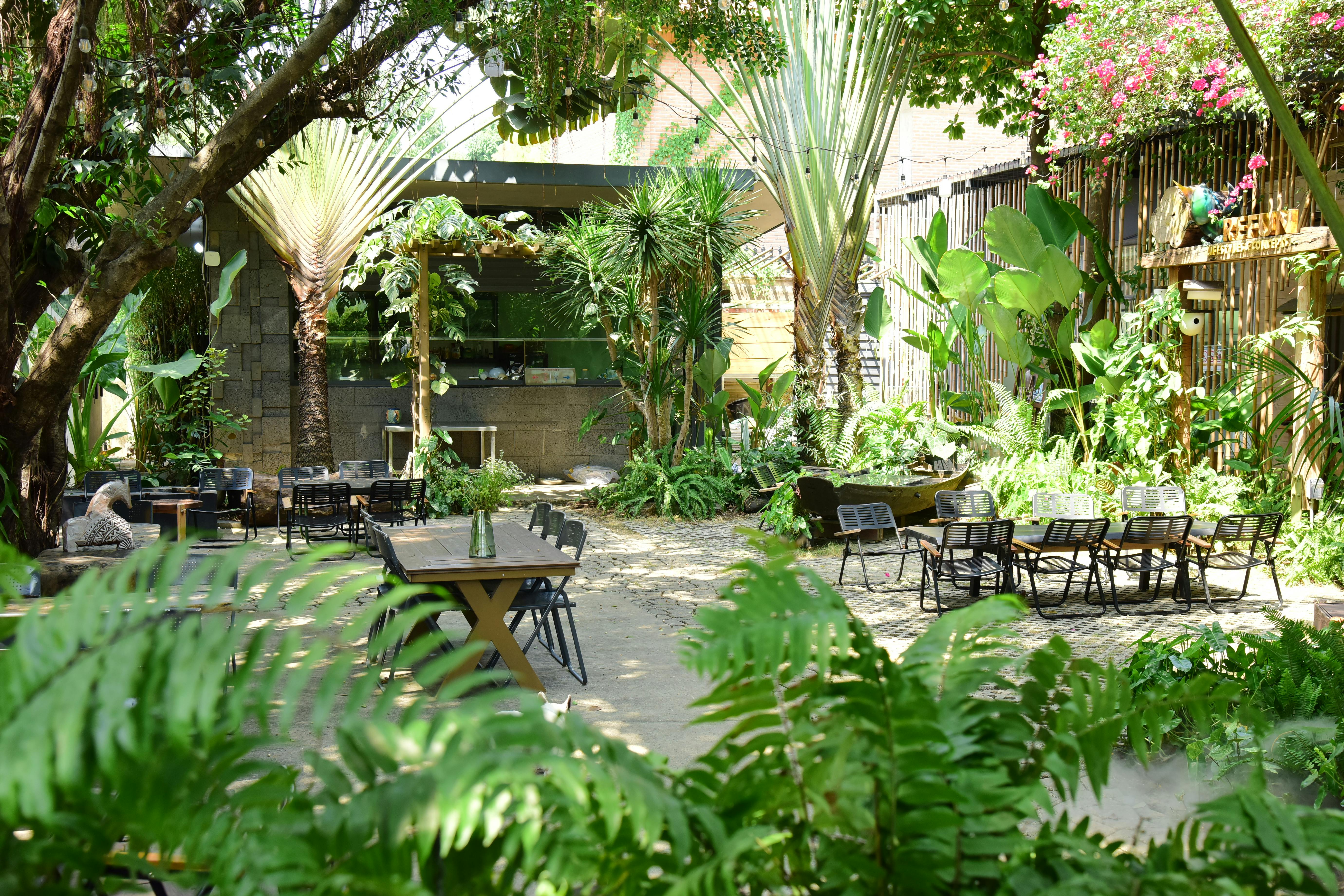 The Garden Ouagadougou — terrasse jardin nocturne