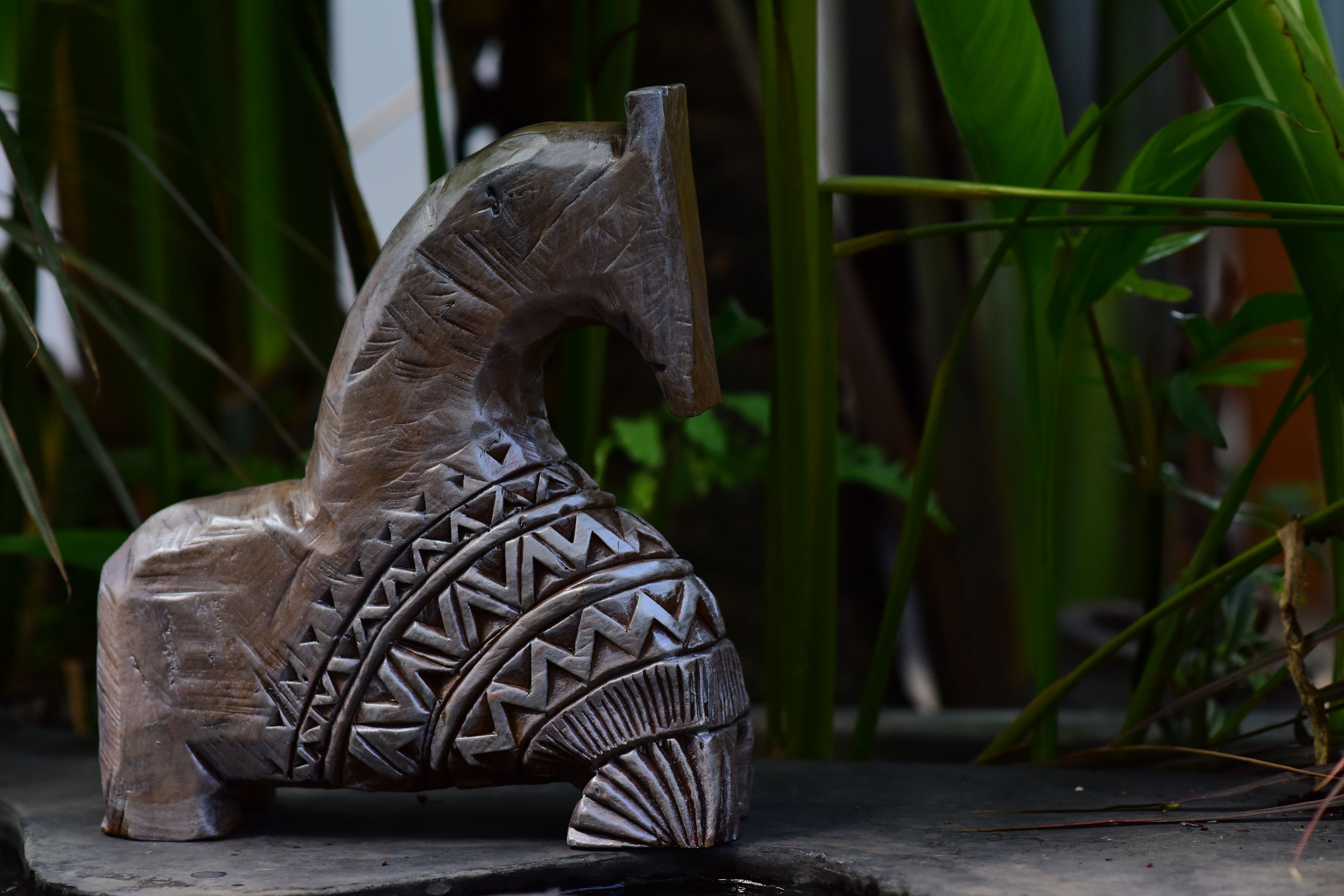 Objetos decorativos artesanales en madera