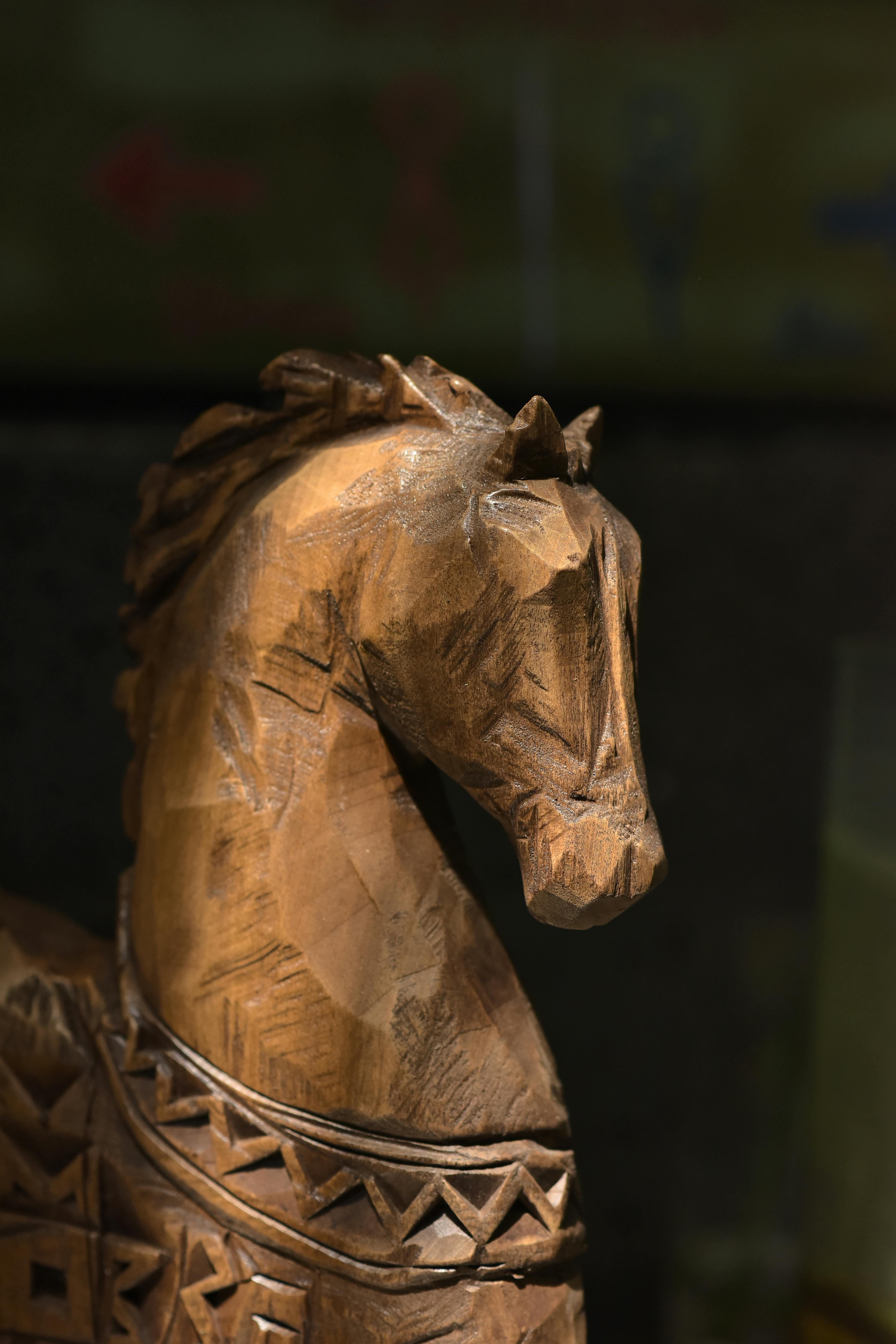 Zadarmo Detailná drevená socha koňa s bohatými textúrami. Ideálna pre milovníkov umenia a dekorácií. Fotka z fotobanky