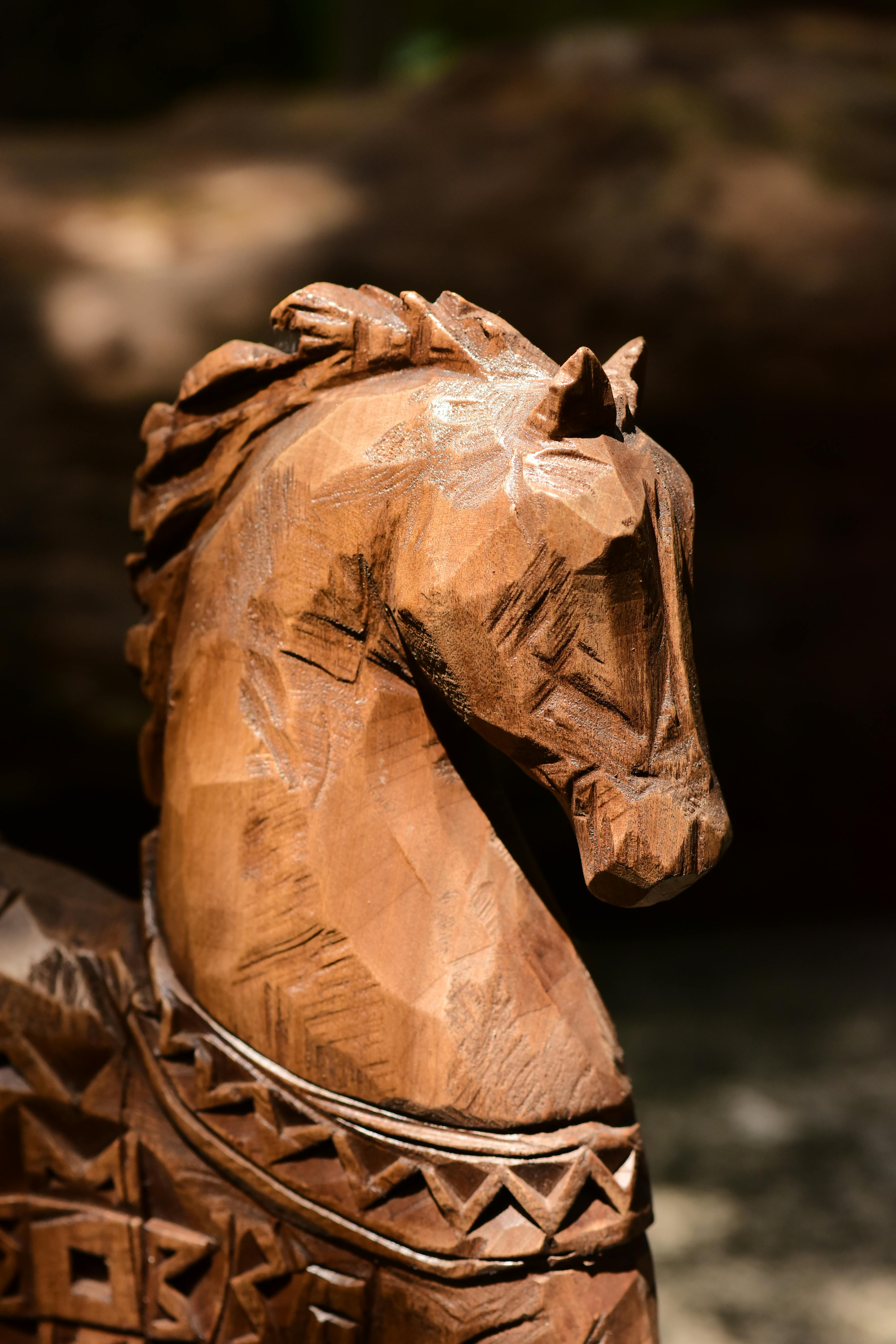 ฟรี ภาพระยะใกล้ของรูปปั้นม้าไม้แกะสลักอย่างประณีตด้วยรายละเอียดที่งดงาม คลังภาพถ่าย