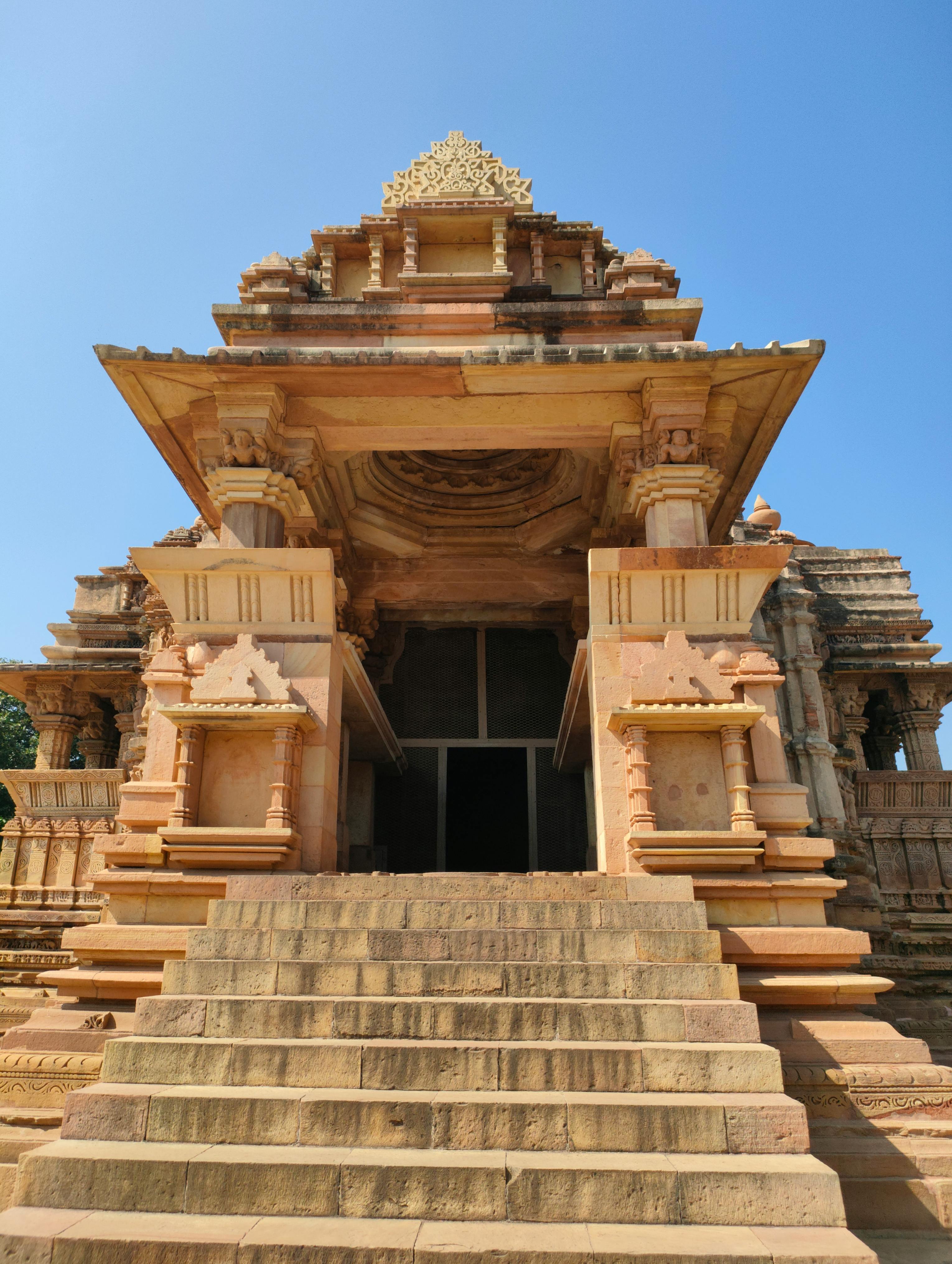 gratis Ontdek de complexe architectuur van een oude tempel in Khajuraho, India, die historische kunstwerken tentoonstelt. Stockfoto