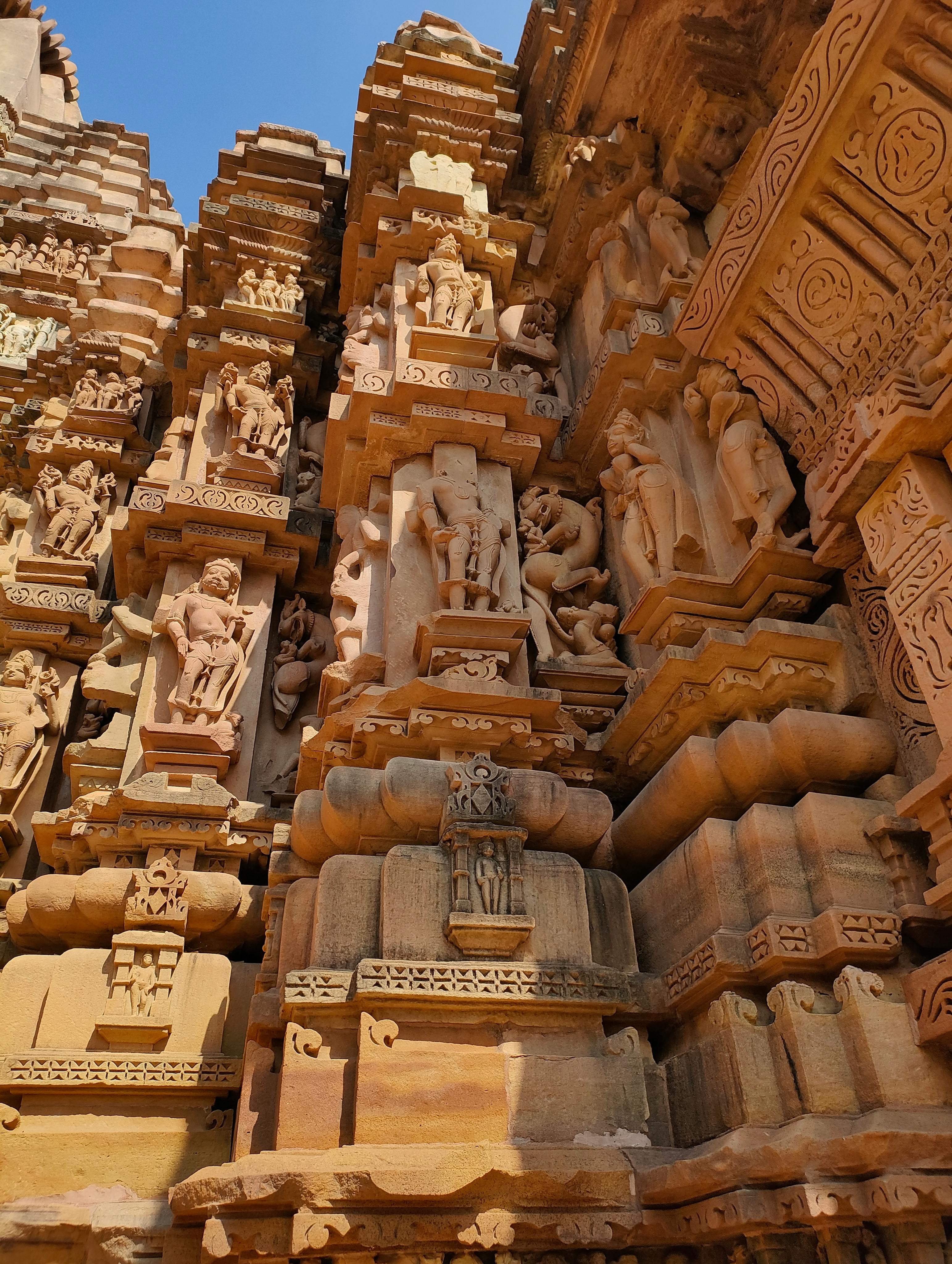 Gratuit Explorez les sculptures sur pierre détaillées de l'ancien temple de Khajuraho, dans le Madhya Pradesh, en Inde, un site inscrit au patrimoine mondial de l'UNESCO. Photos