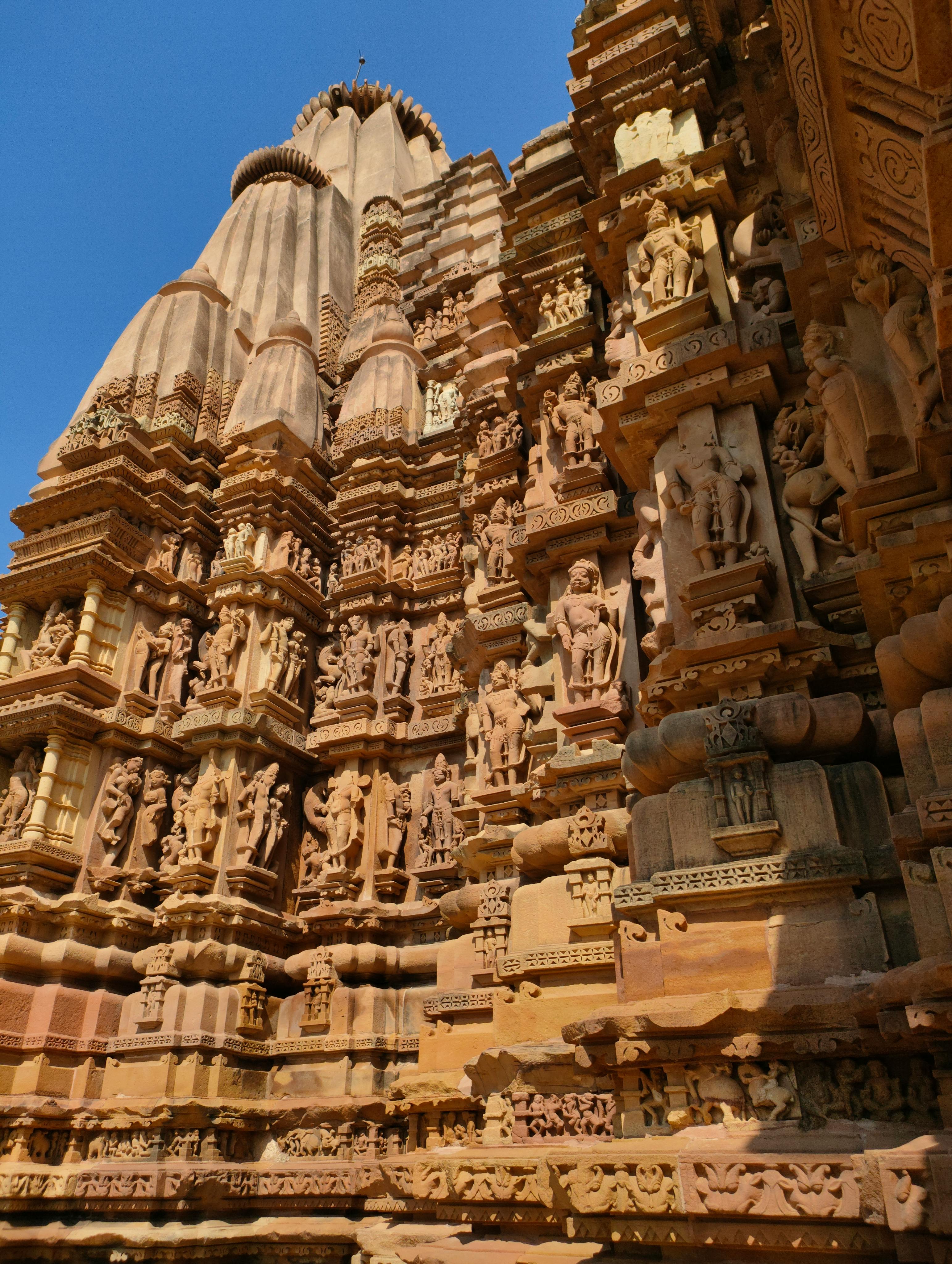 Bezpłatne Obejrzyj szczegółowe rzeźby kamienne w zabytkowej świątyni Khajuraho, która znajduje się na liście światowego dziedzictwa UNESCO. Zdjęcie z galerii