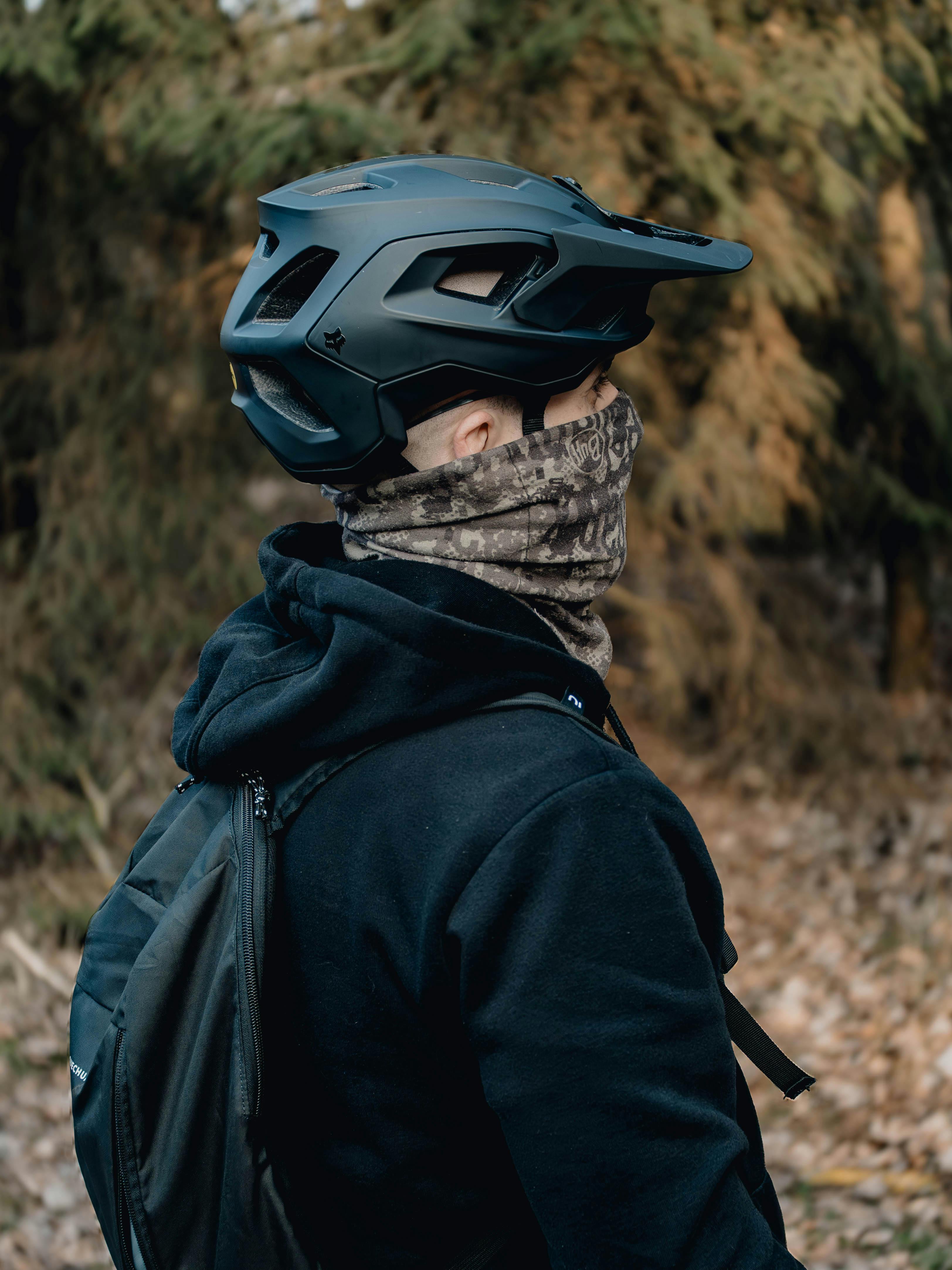 bezplatná Venkovní cyklista v helmě a šálu uprostřed podzimního lesa v Polsku Základová fotografie
