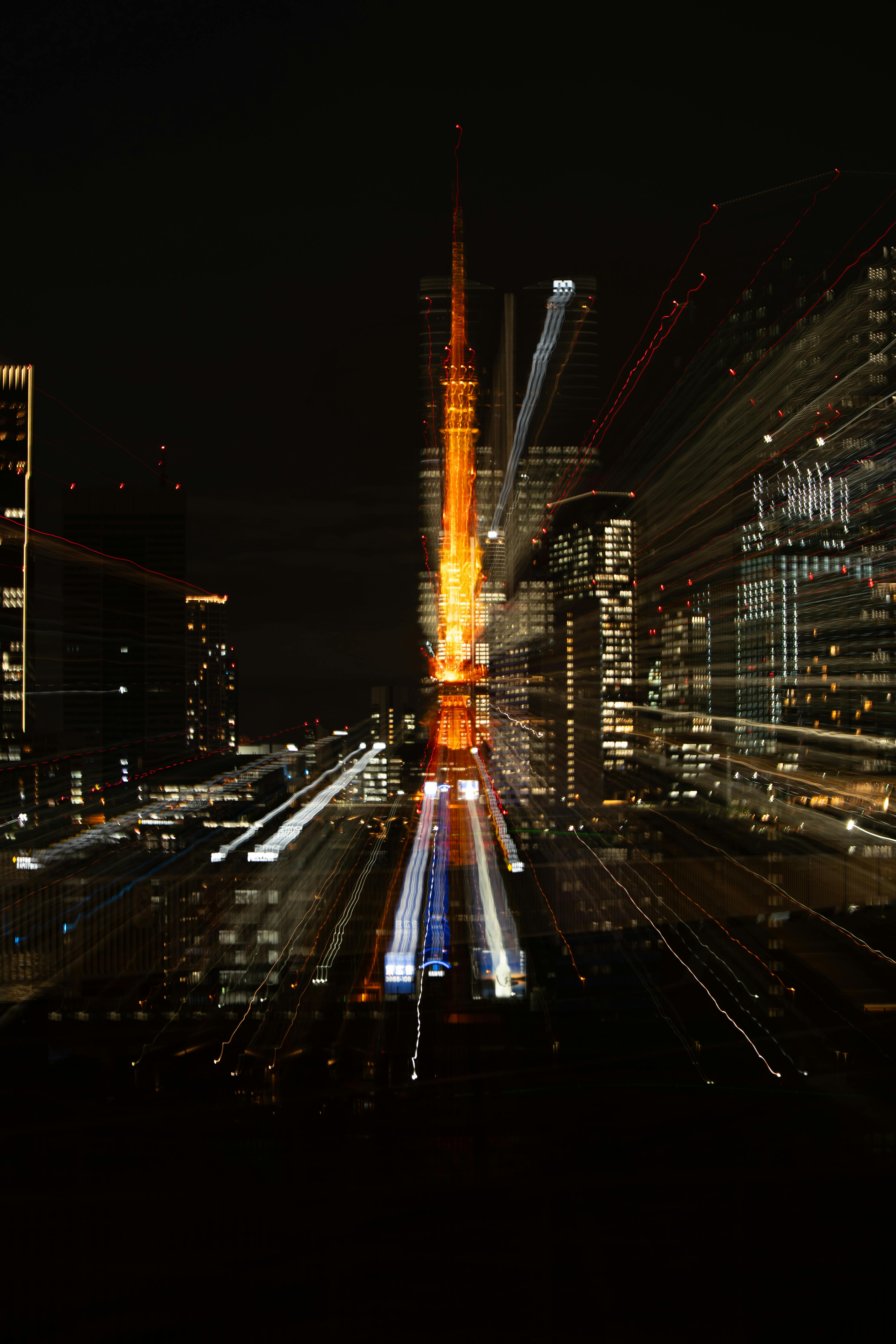 ingyenes A Tokiói torony éjszaka dinamikus fénycsóvákkal, élénk városképet teremtve. Stockfotó