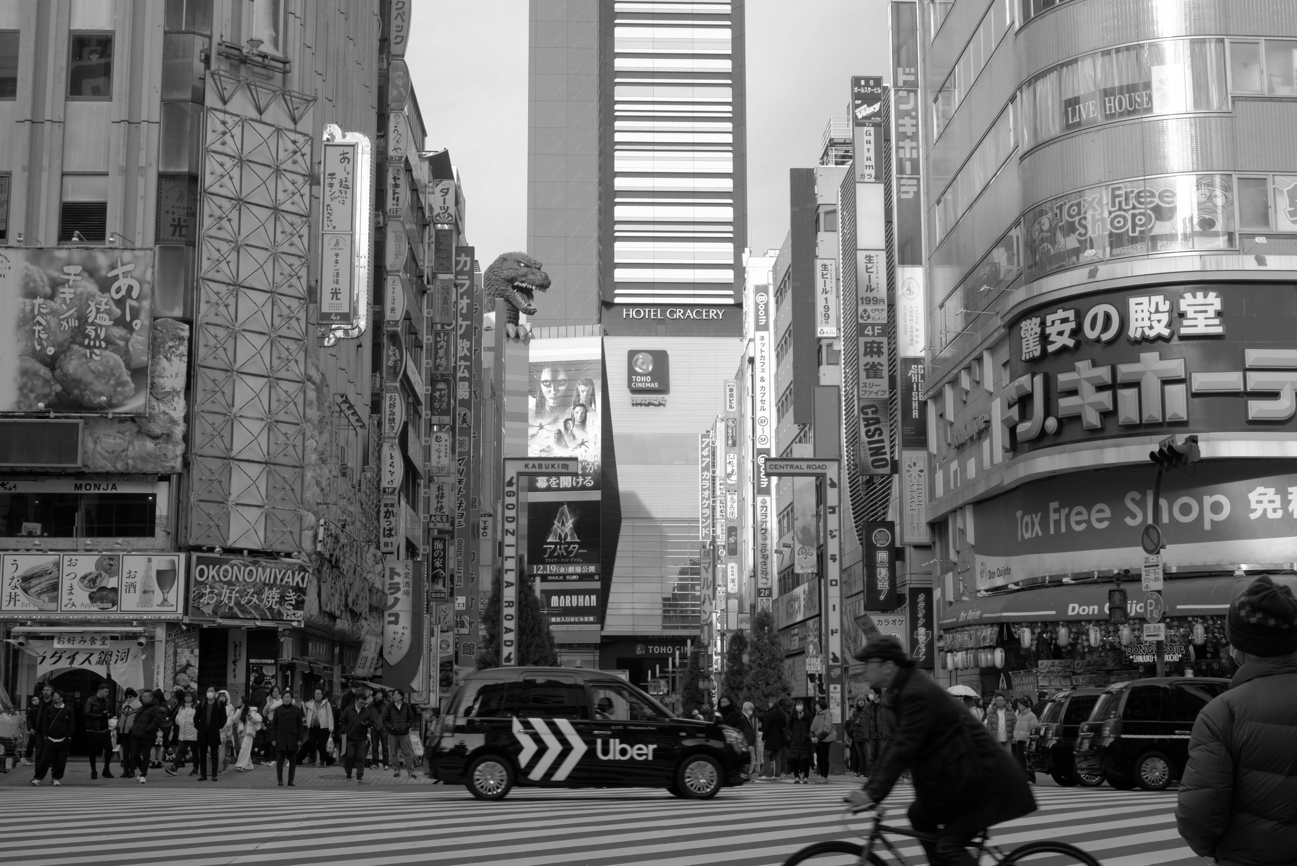 Zadarmo Živá pouličná scéna v Šindžuku v Tokiu s rušnými chodcami a svetlami mesta. Fotka z fotobanky