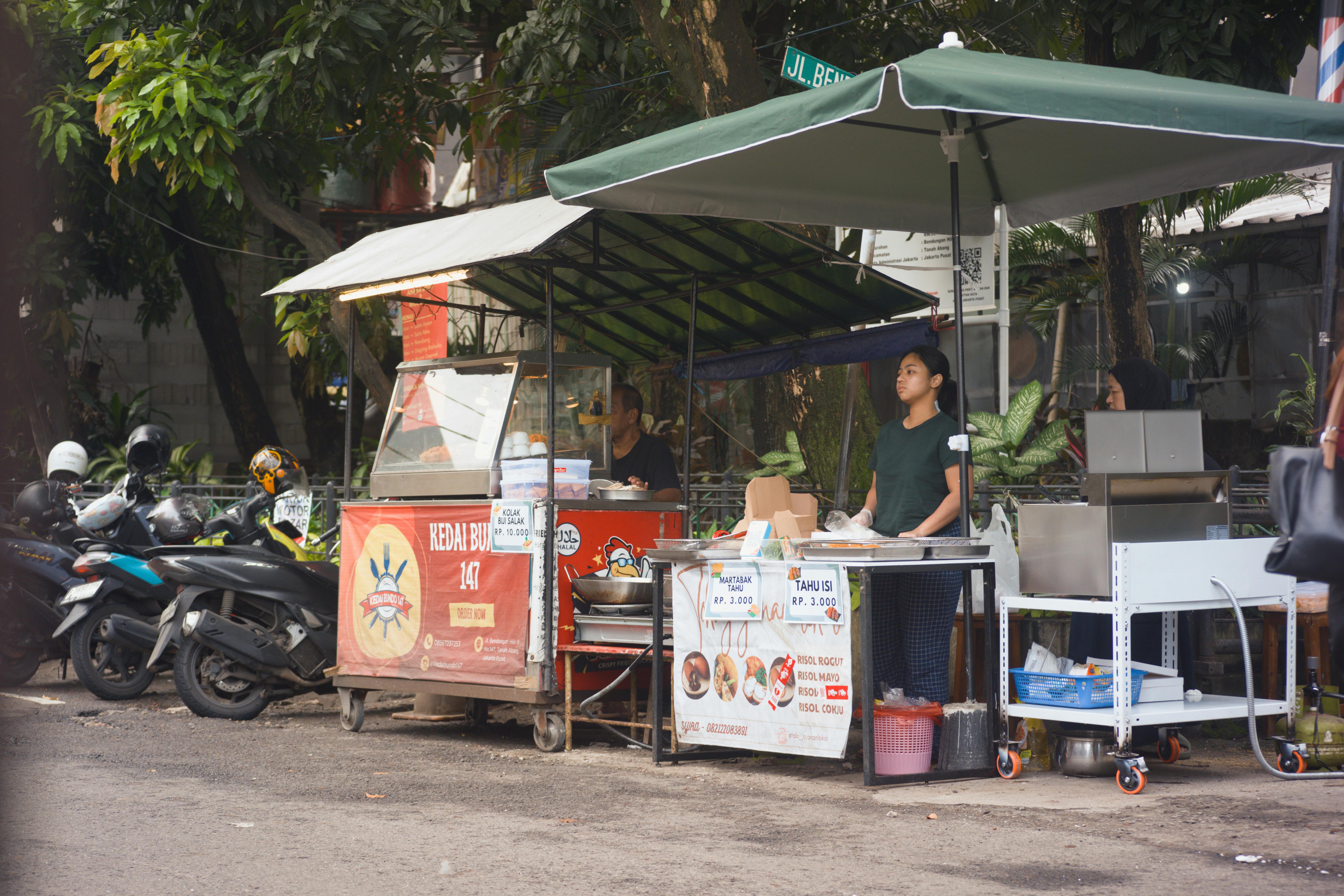 Miễn phí Người bán hàng rong đích thực bán các món ăn truyền thống tại Jakarta, Indonesia. Ảnh lưu trữ