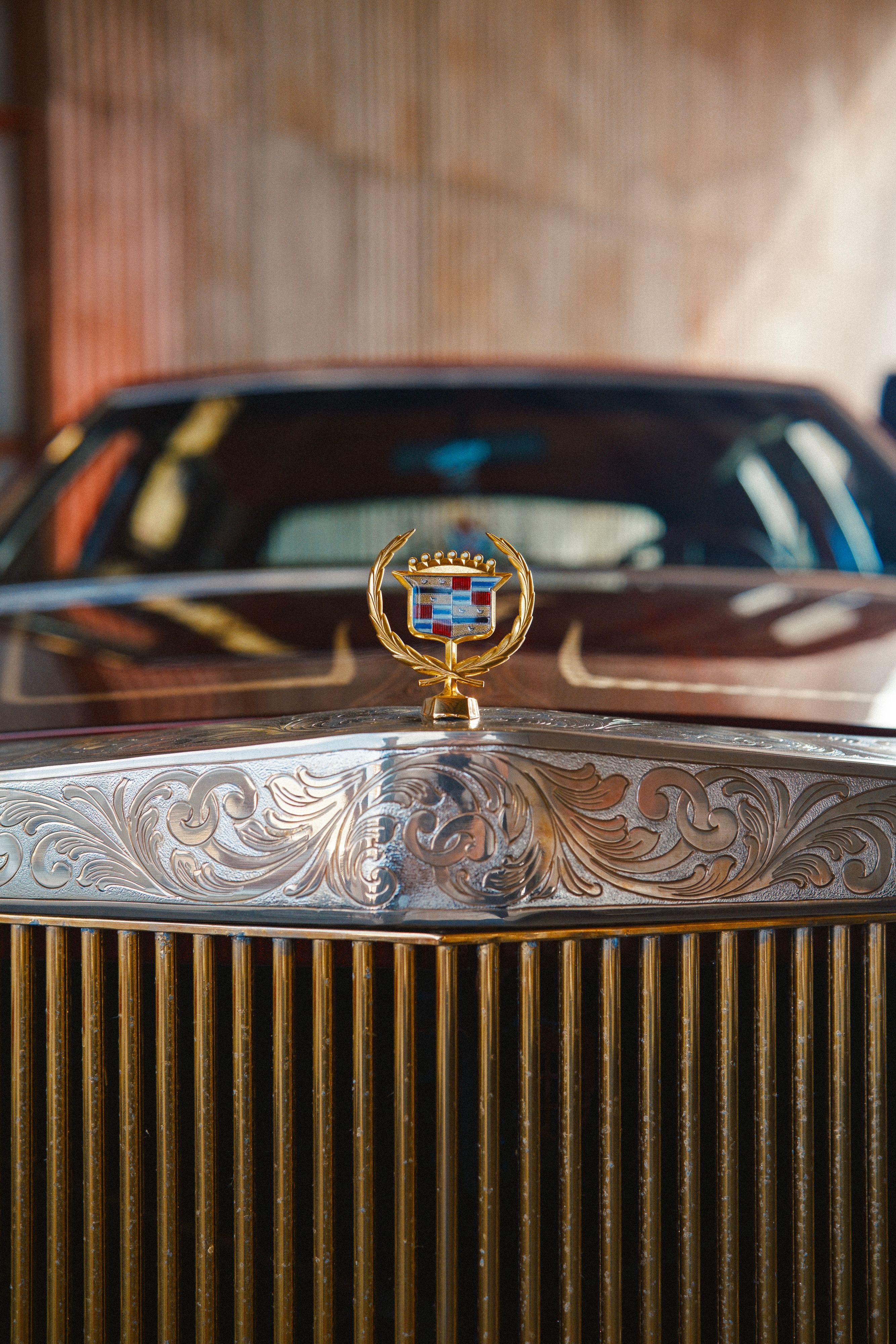 Close-up of Vintage Car Emblem at Auto Show · Free Stock Photo