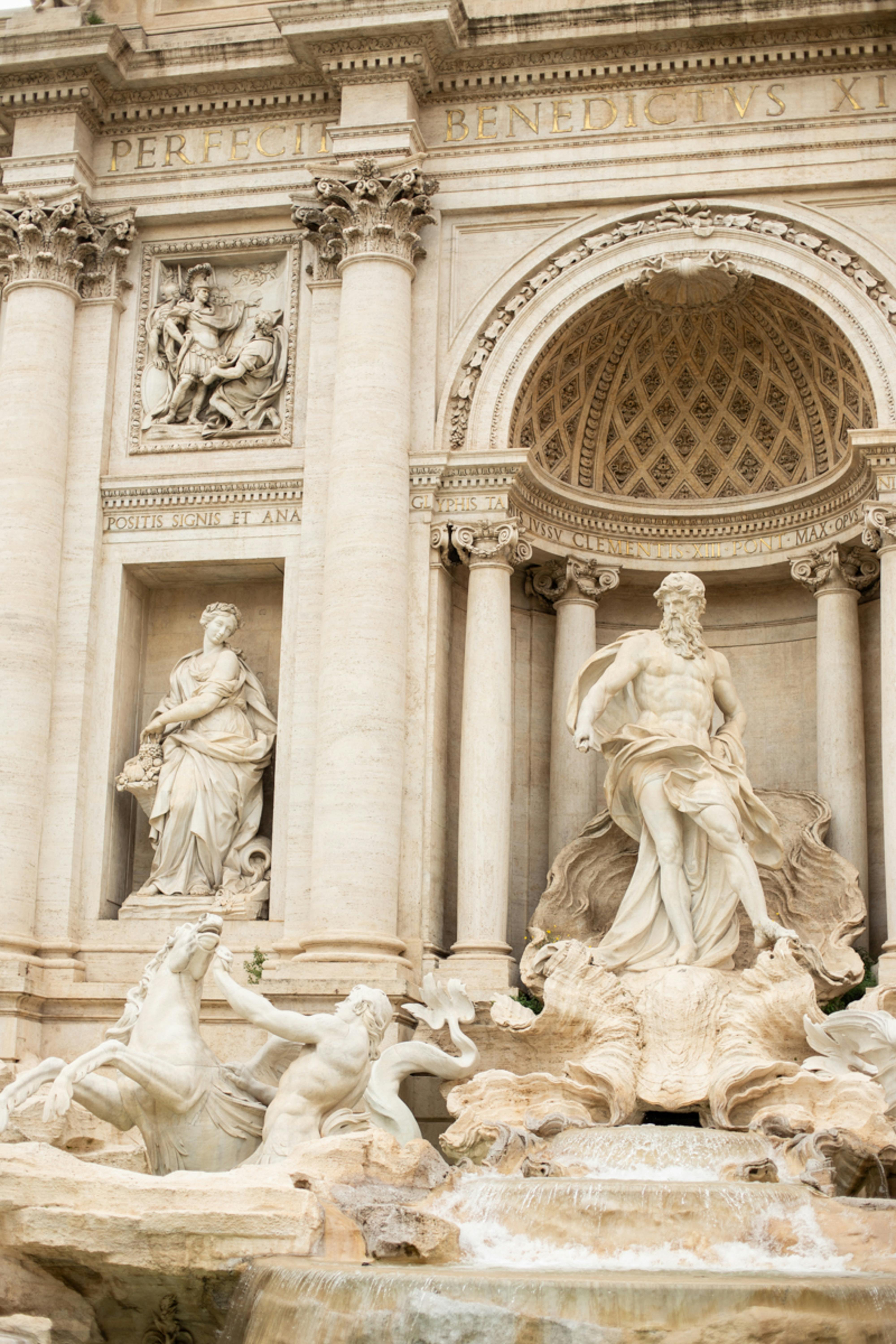 Miễn phí Hình ảnh đầy cuốn hút về Đài phun nước Trevi nổi tiếng ở Rome, thể hiện những tác phẩm điêu khắc và kiến ​​trúc tráng lệ. Ảnh lưu trữ