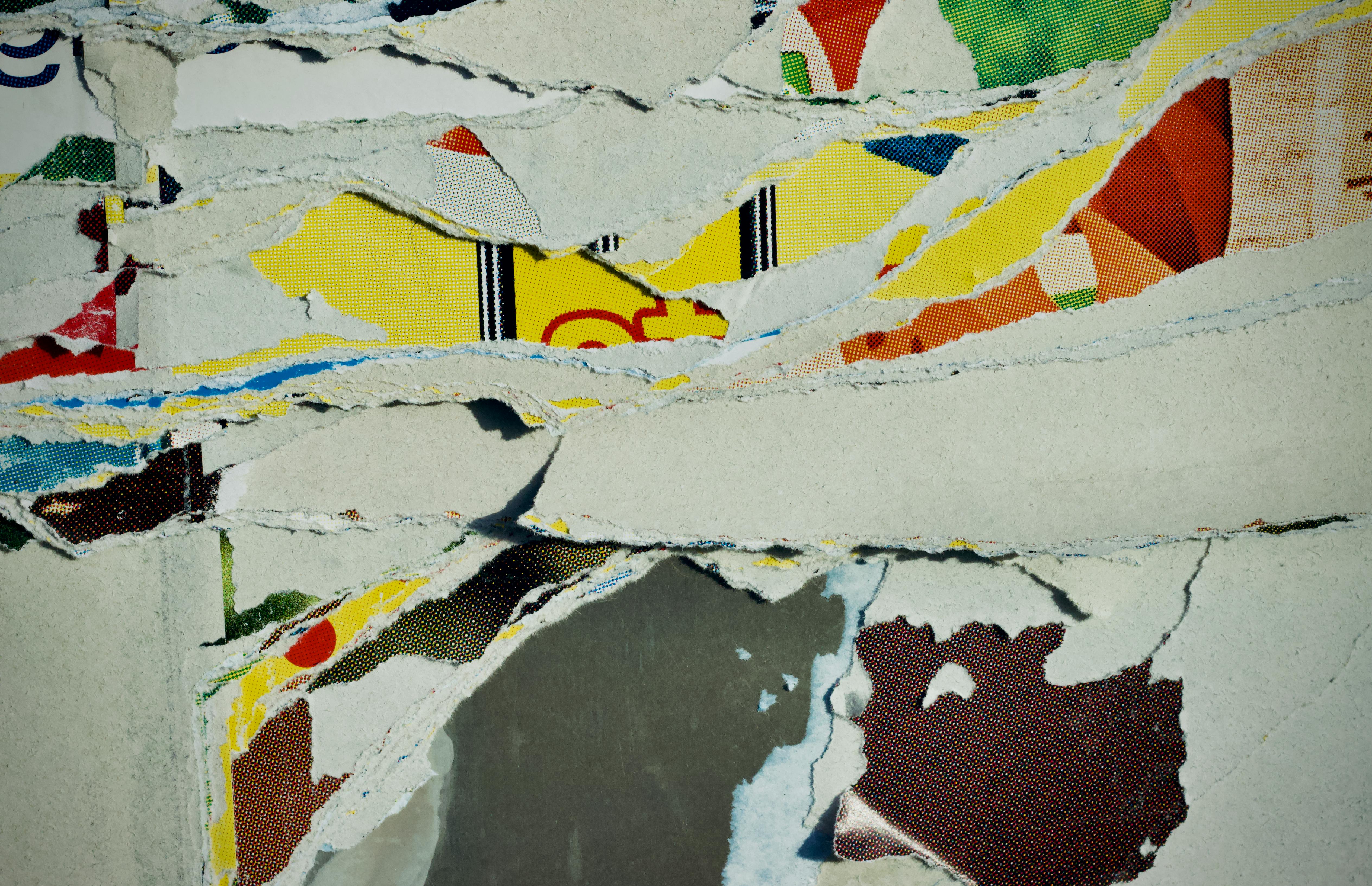 Безкоштовне Сучасне абстрактне мистецтво, що зображує колаж із шарів рваного різнокольорового паперу для творчого натхнення. стокове фото