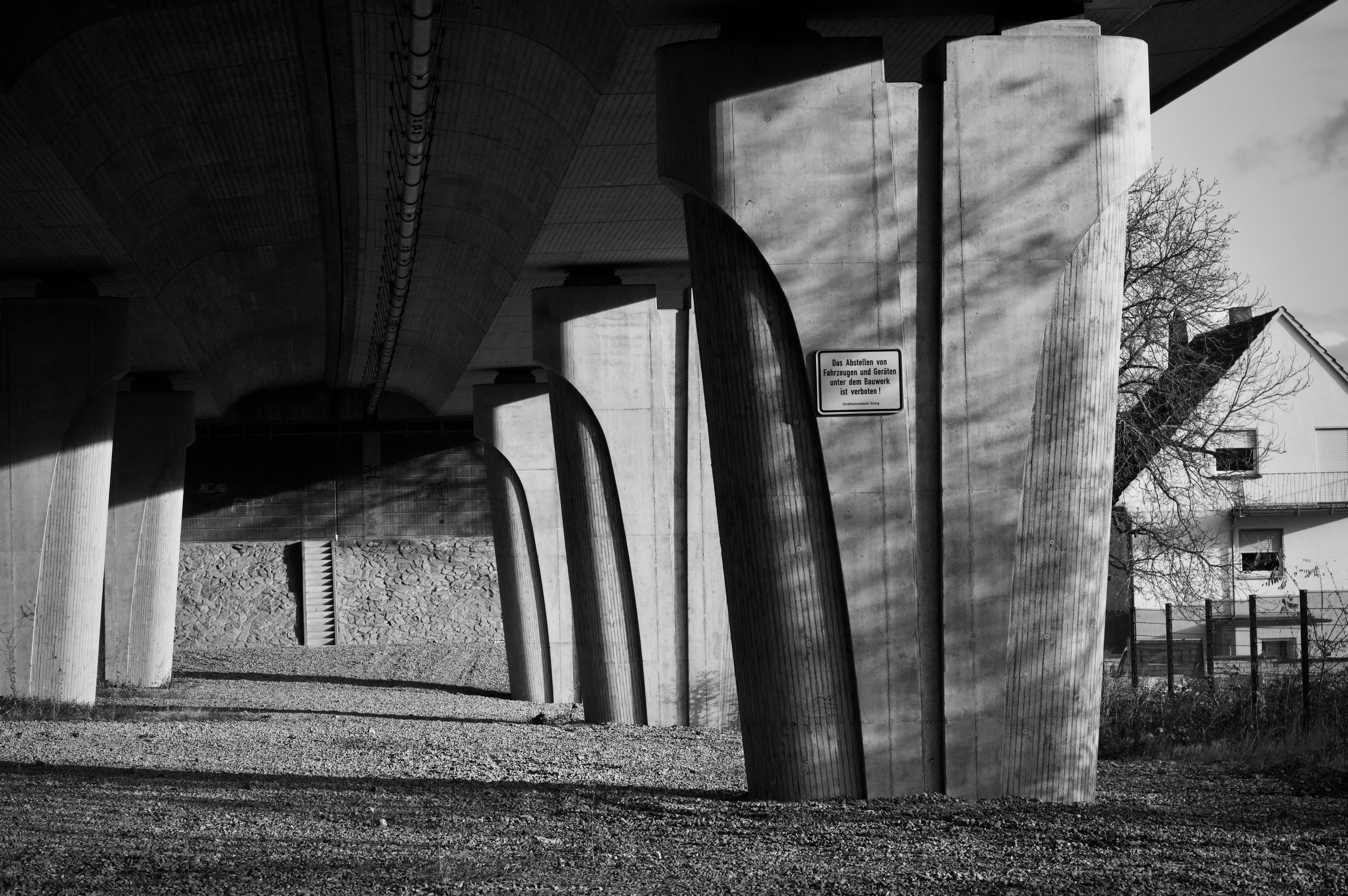 Zadarmo Monochromatický obraz moderného betónového podchodu s dramatickými tieňmi a štruktúrovaným dizajnom. Fotka z fotobanky