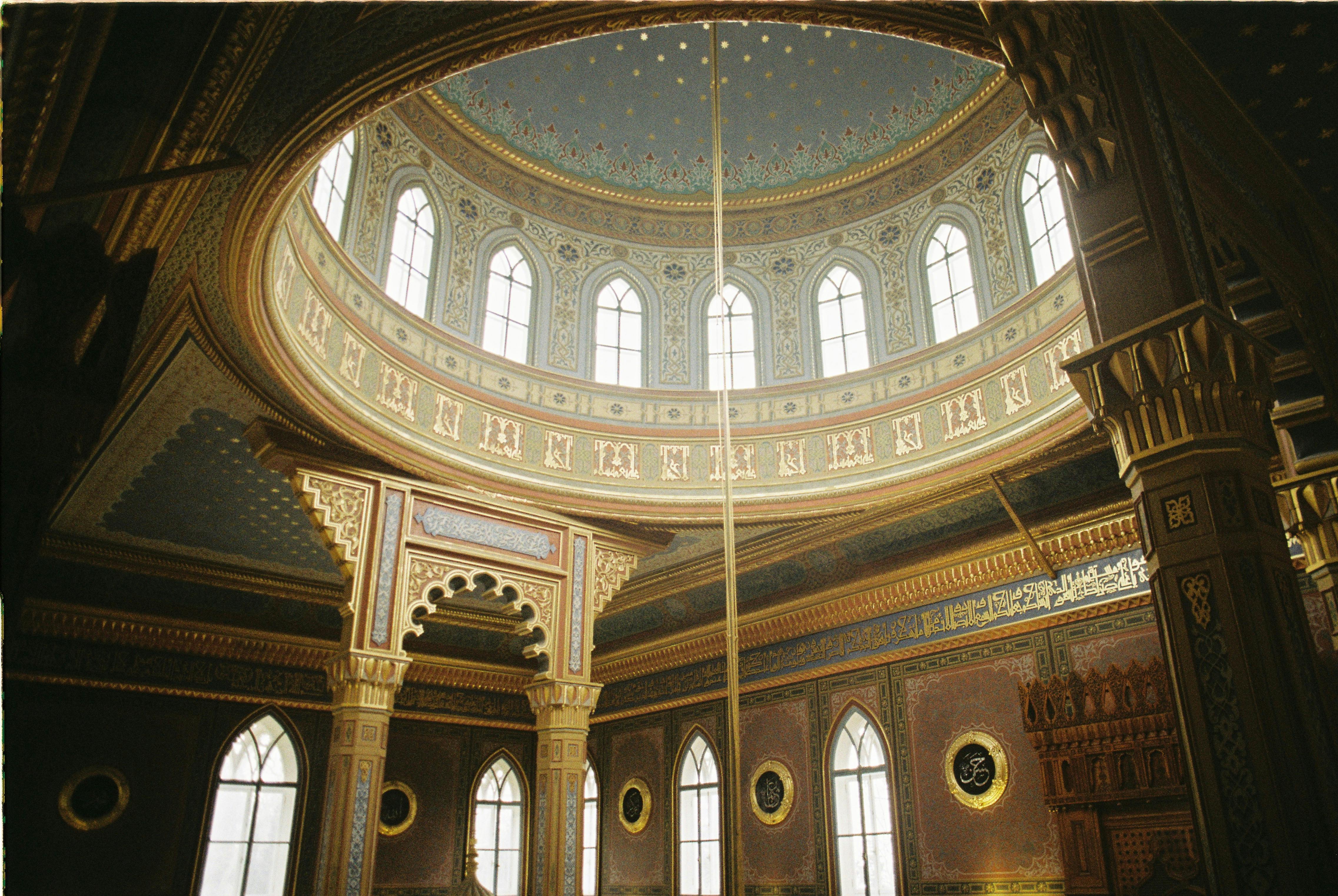 bezplatná Složitě navržený interiér kupole s detailními oblouky a okny, zachycující historickou architekturu. Základová fotografie