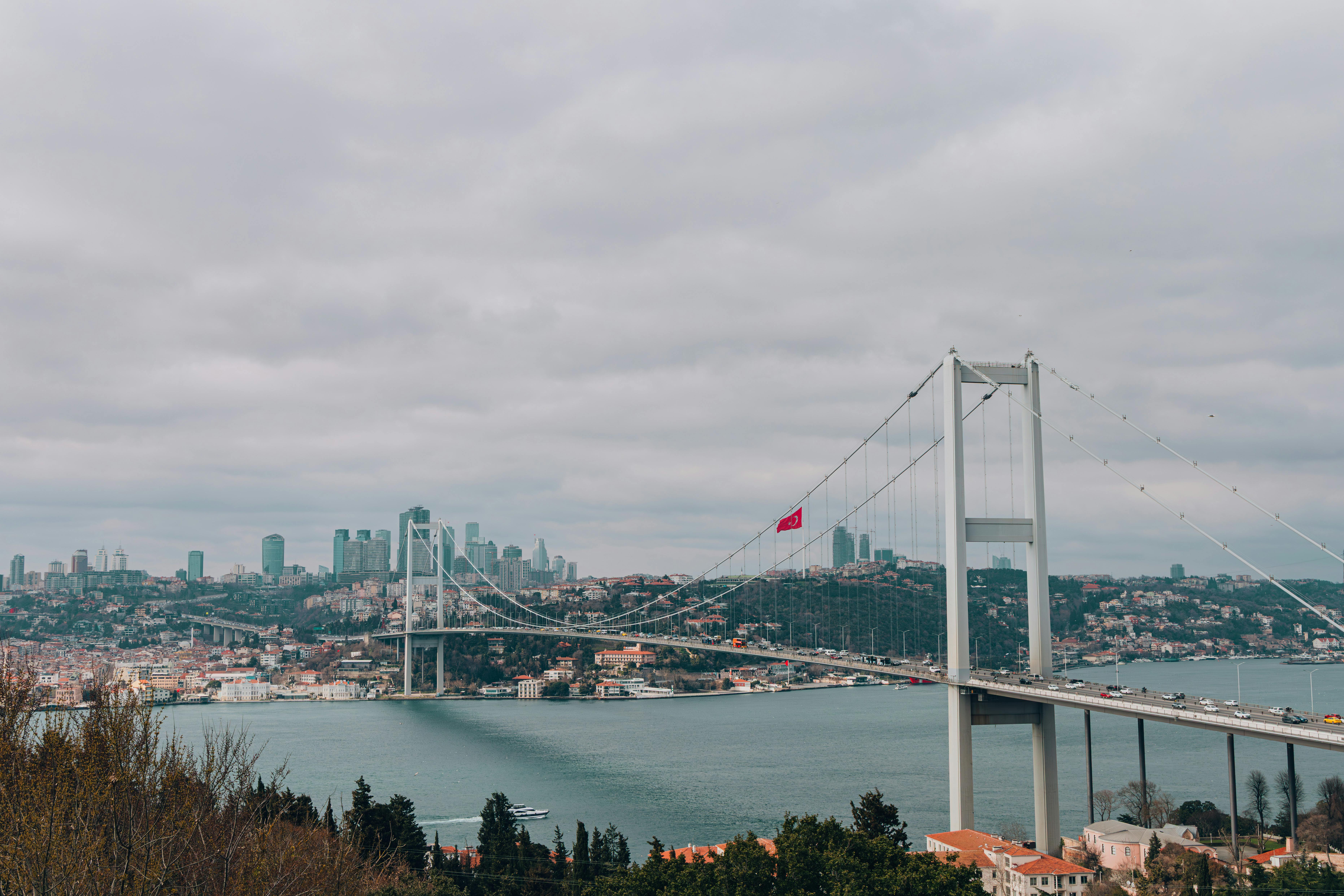 무료 흐린 하늘 아래 이스탄불의 스카이라인을 배경으로 보스포러스 다리의 전경을 한눈에 담았습니다. 스톡 사진