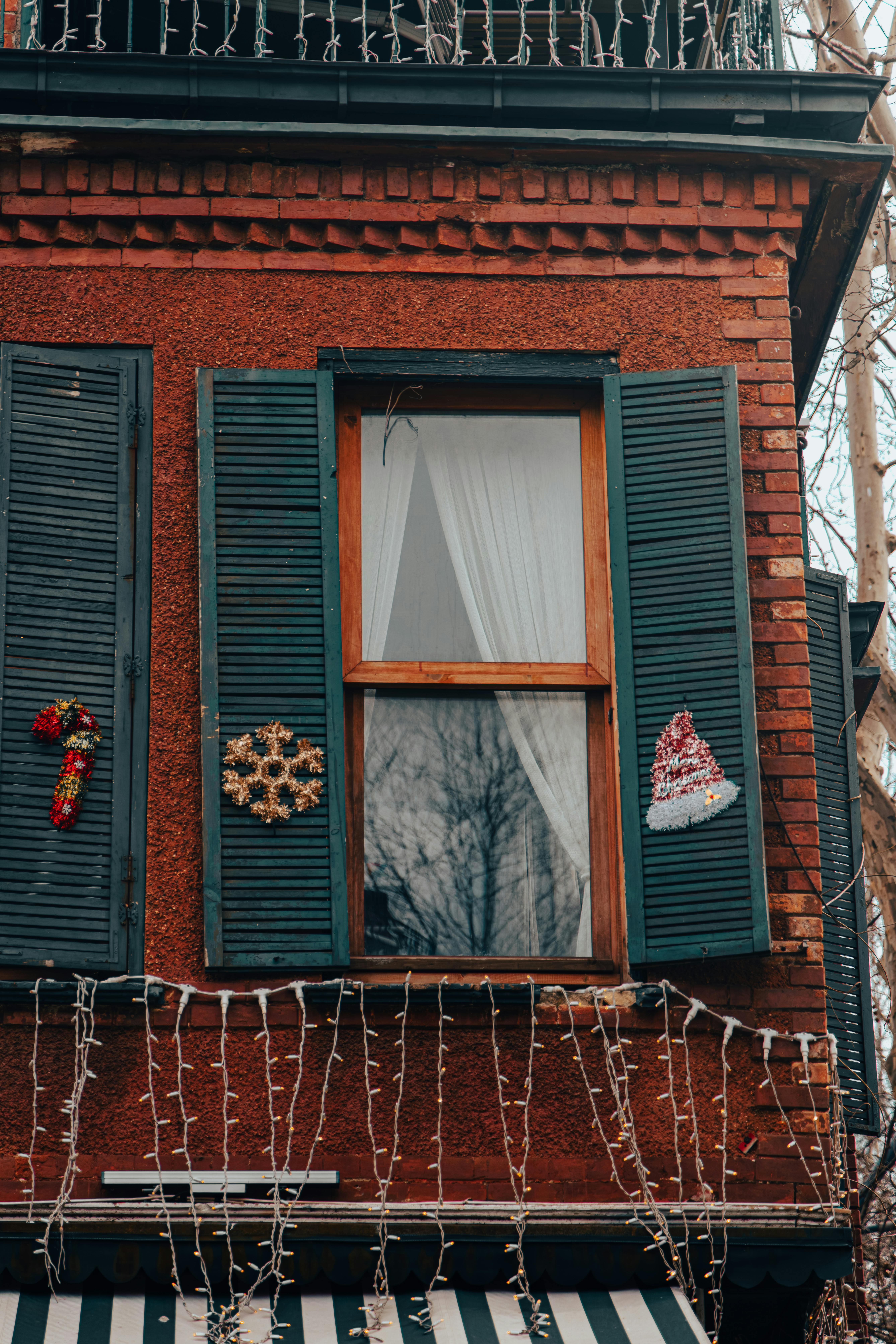 免費 伊斯坦堡一座歷史悠久的磚砌建築，櫥窗以聖誕節為主題，並裝飾著節日飾品。 圖庫相片