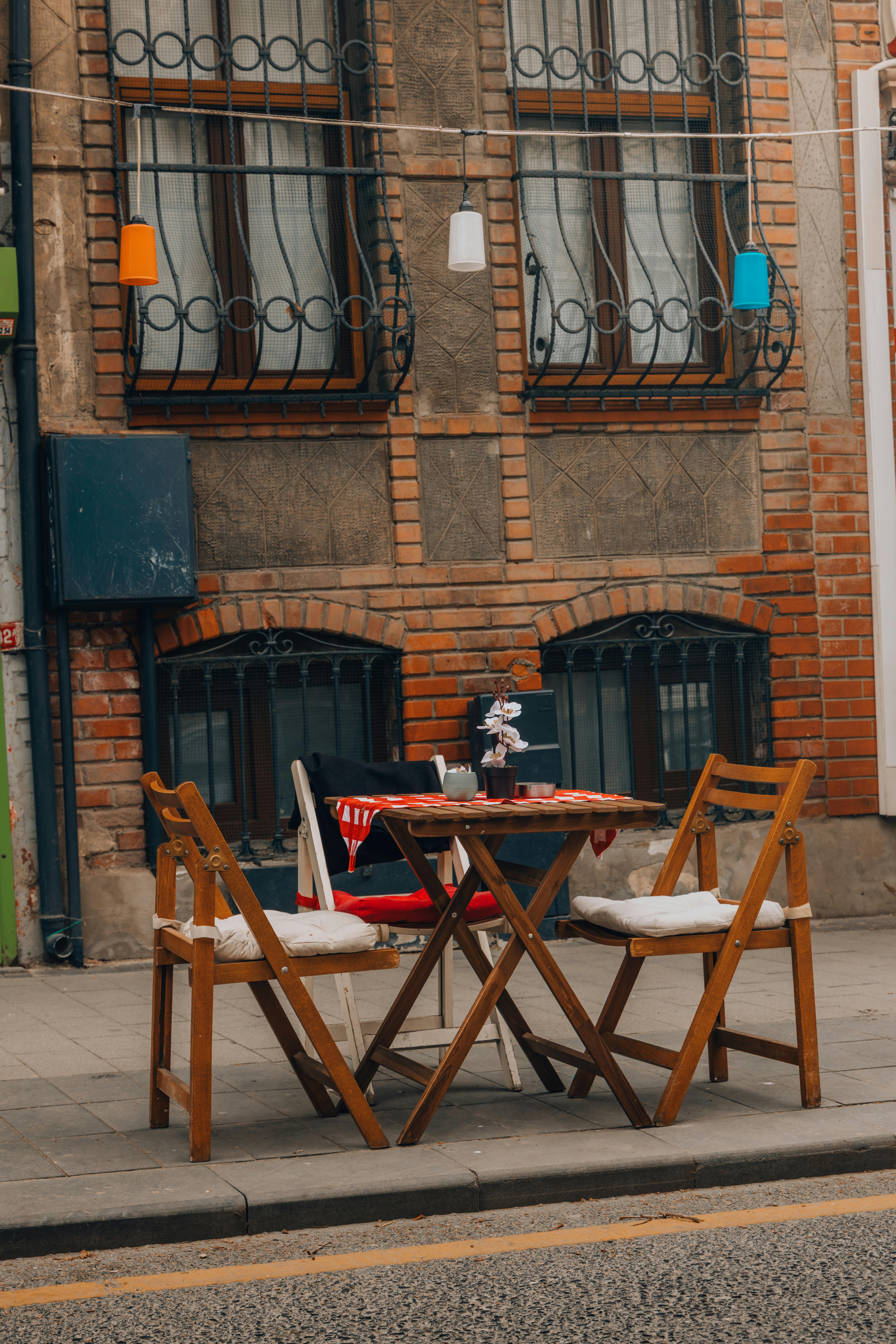 Miễn phí Quán cà phê ngoài trời ấm cúng với bàn ghế nằm trên một con phố nhộn nhịp ở Istanbul. Ảnh lưu trữ