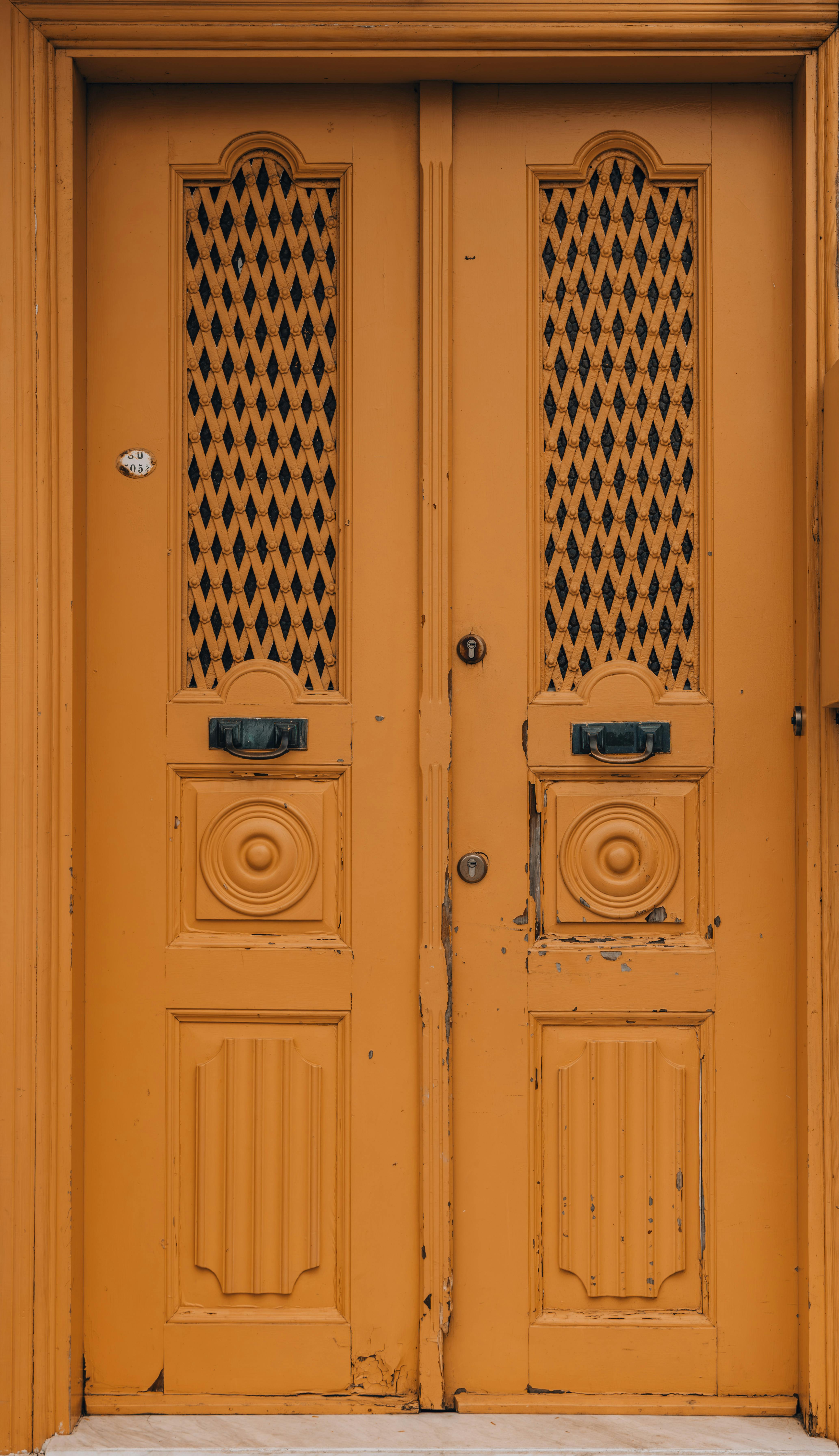 ฟรี ภาพระยะใกล้ของประตูไม้สีส้มโบราณที่มีรายละเอียดประณีตในอิสตันบูล ประเทศตุรกี คลังภาพถ่าย