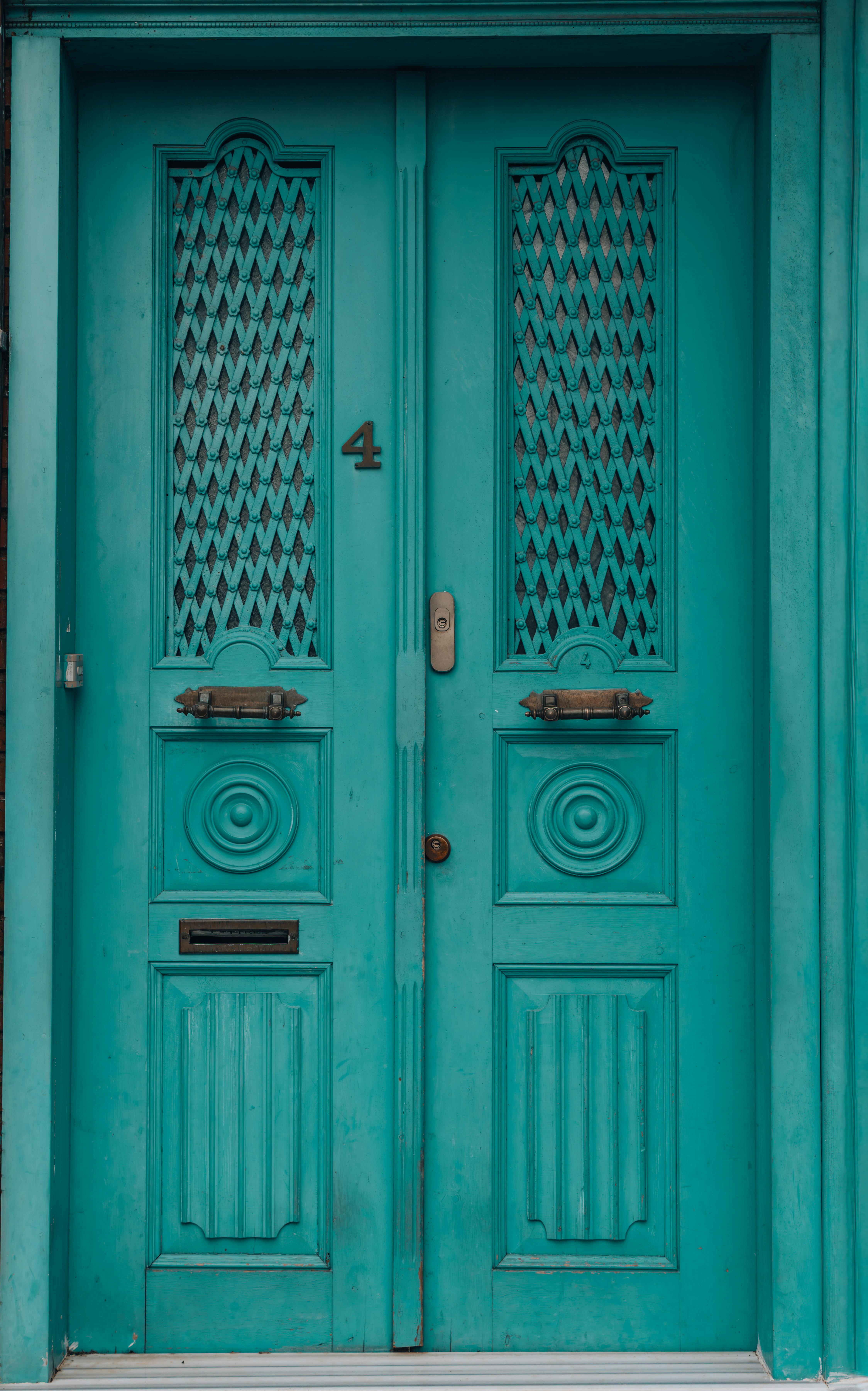bezplatná Detail tyrkysových dvojitých dveří se zdobenými vzory a číslem čtyři v Istanbulu v Turecku Základová fotografie