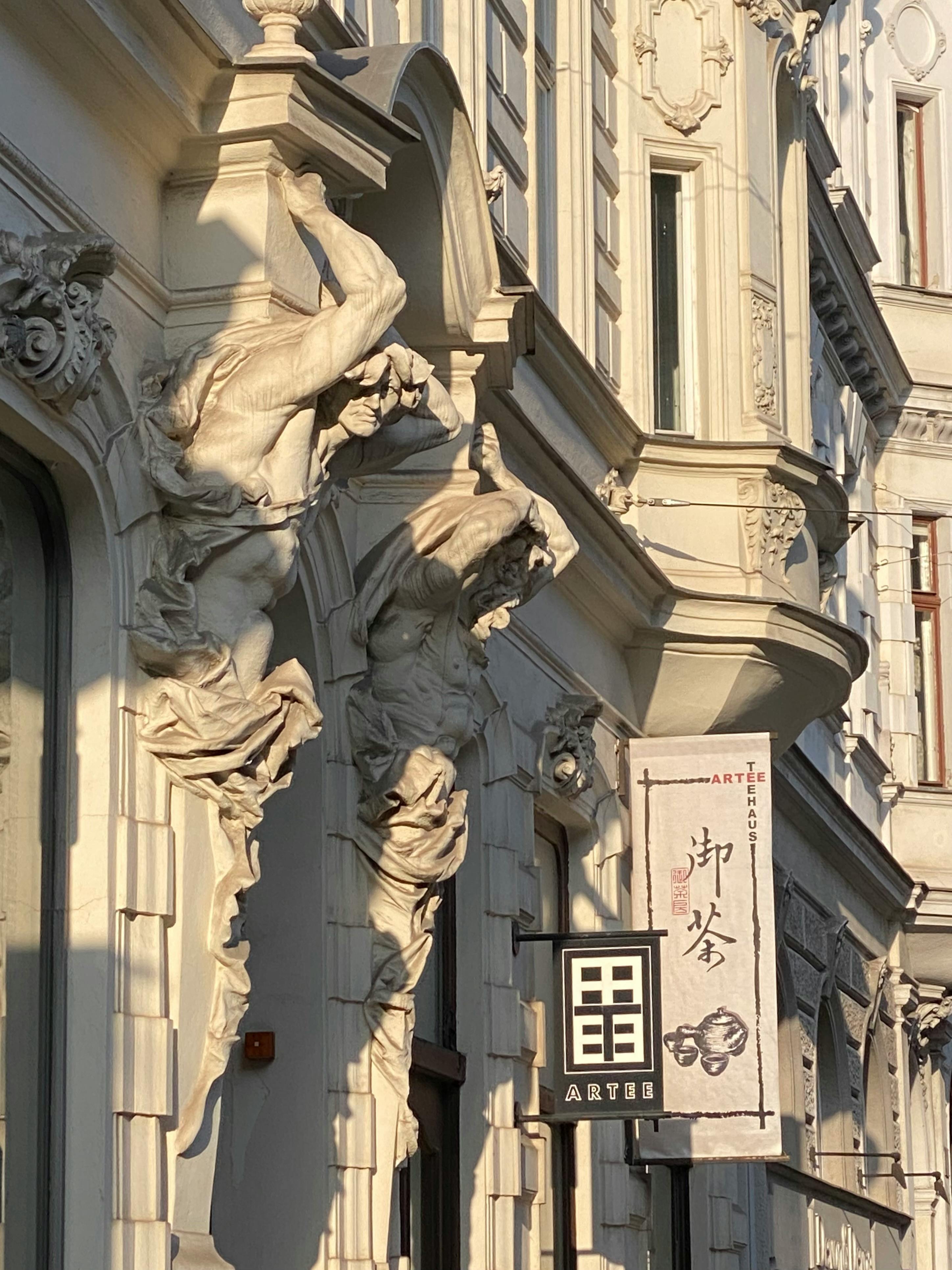 무료 비엔나의 유서 깊은 건물 외관에 조각상이 있는 아름다운 바로크 건축 양식의 디테일. 스톡 사진