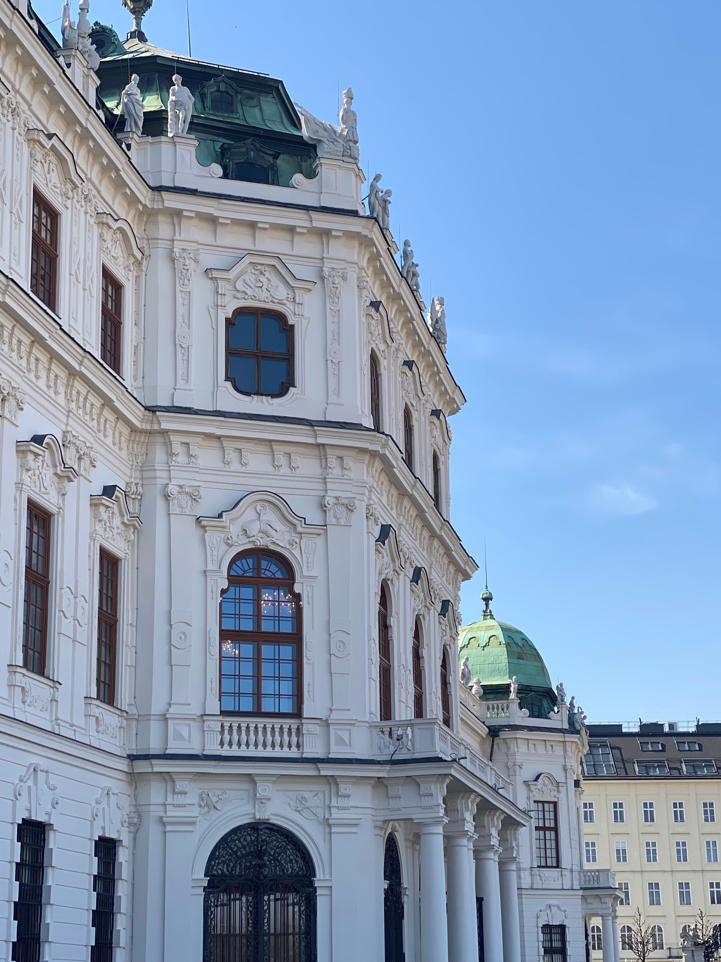 Free Elegant Baroque architecture of Belvedere Palace in Vienna under clear blue skies. Captures historical charm. Stock Photo