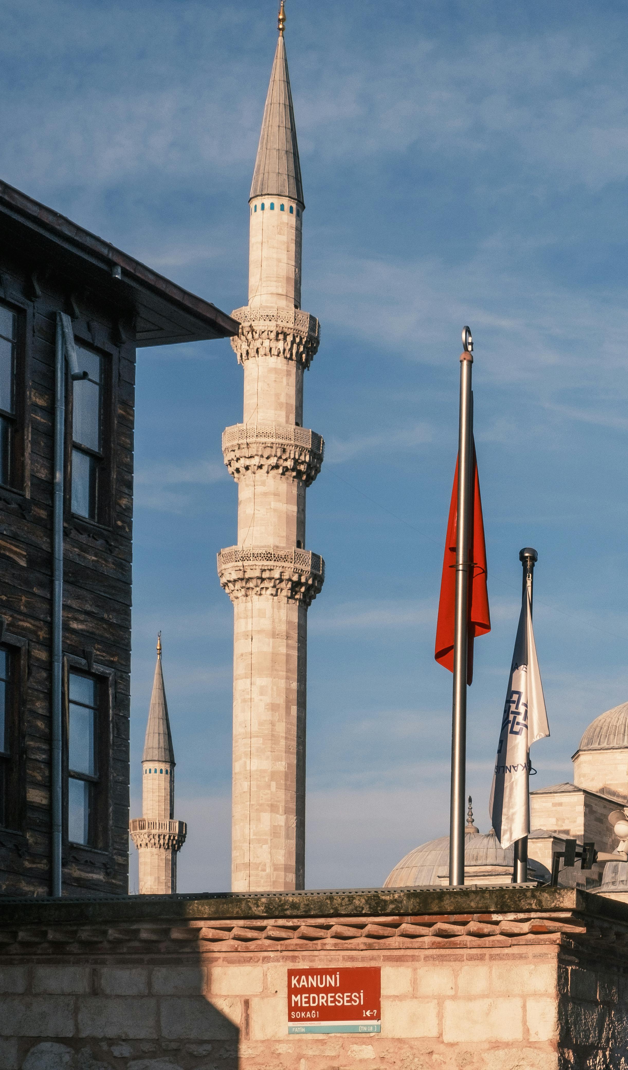 무료 햇빛을 받는 첨탑과 깃발들이 이스탄불의 문화적 스카이라인을 더욱 돋보이게 합니다. 스톡 사진