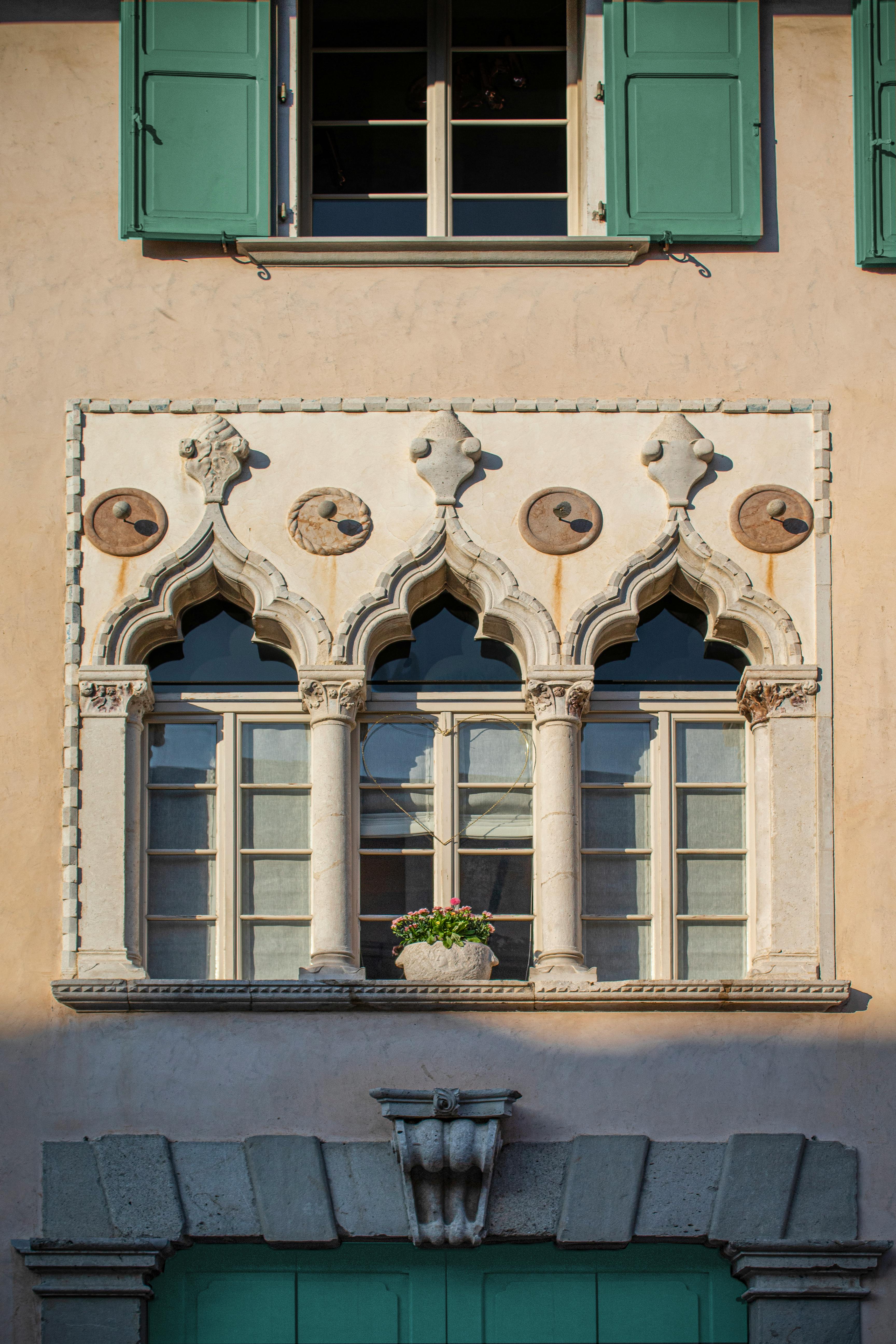 bezplatná Prozkoumejte složitou benátskou gotickou architekturu středověkého okna ve Venzone v Itálii s klasickými kamennými detaily. Základová fotografie