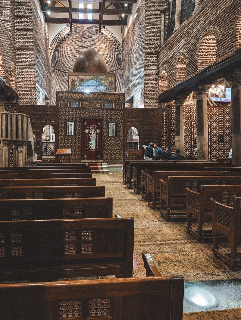 Interior de uma igreja histórica no Cairo Copto