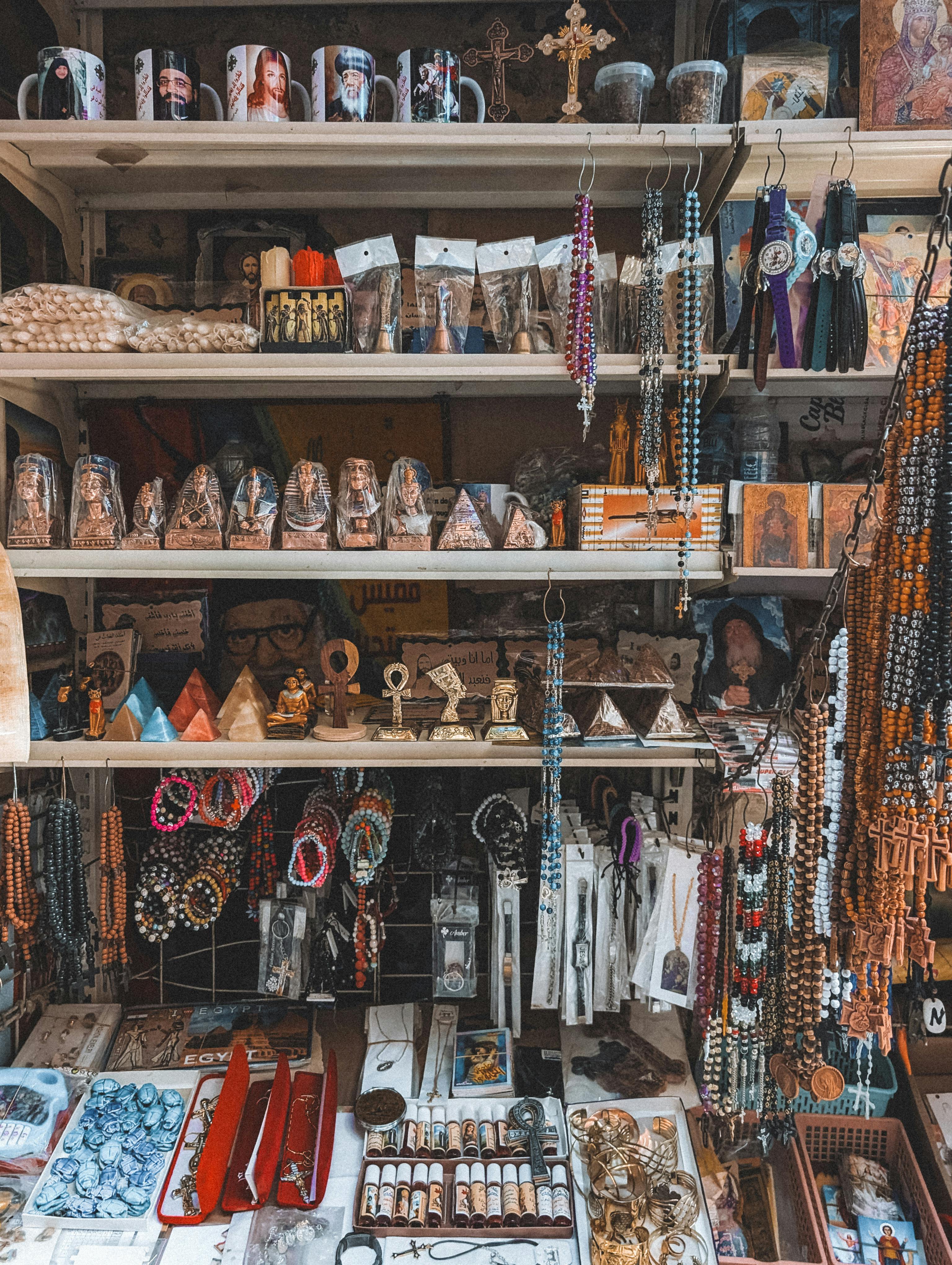 ฟรี ภาพแสดงสินค้าของที่ระลึกและเครื่องประดับแบบดั้งเดิมที่จัดวางอย่างสวยงามในตลาดแห่งหนึ่งในกรุงไคโร ประเทศอียิปต์ คลังภาพถ่าย