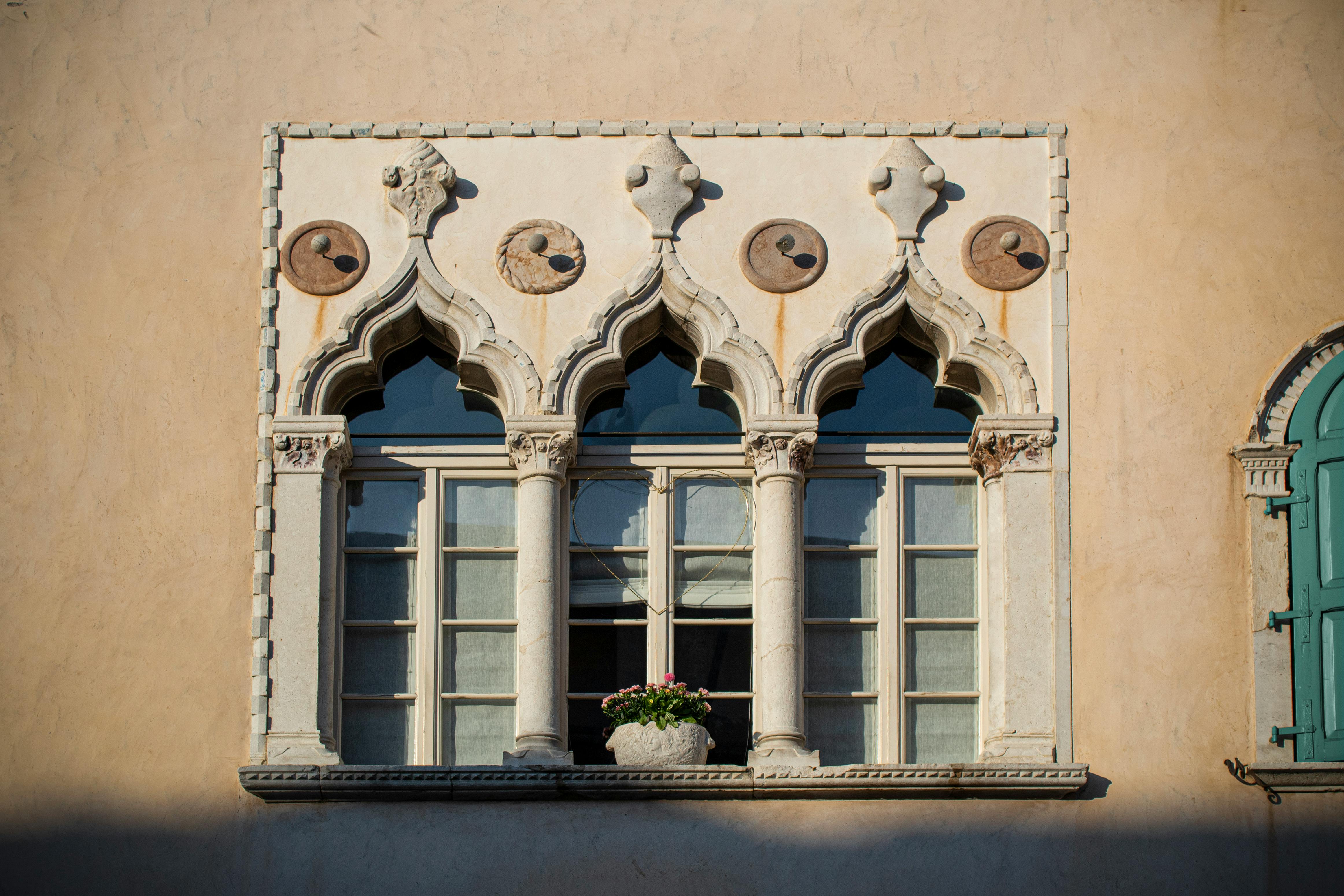 gratis Een elegante gotische raamgevel in Venzone, Friuli-Venezia Giulia, Italië, die historische architectuur tentoonstelt. Stockfoto