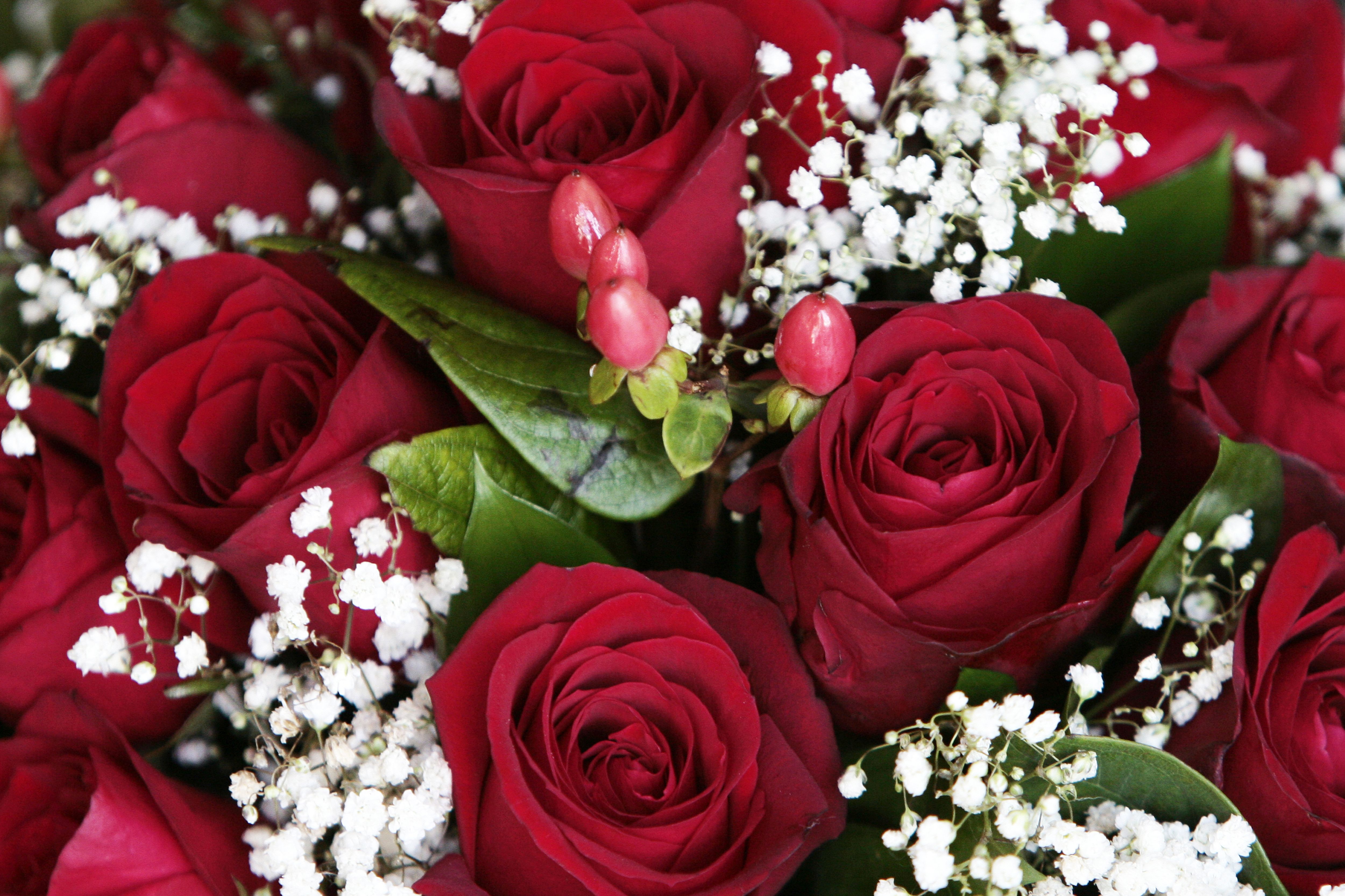 Bouquet romantico con rose rosse e orchidee