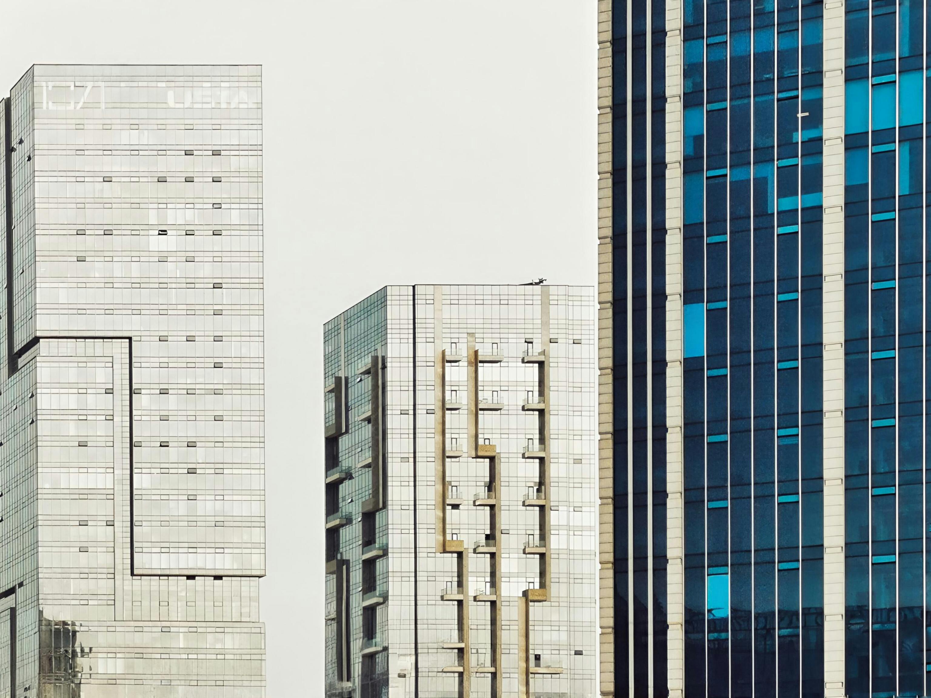 免费 城市环境中拥有玻璃幕墙的现代摩天大楼。 素材图片