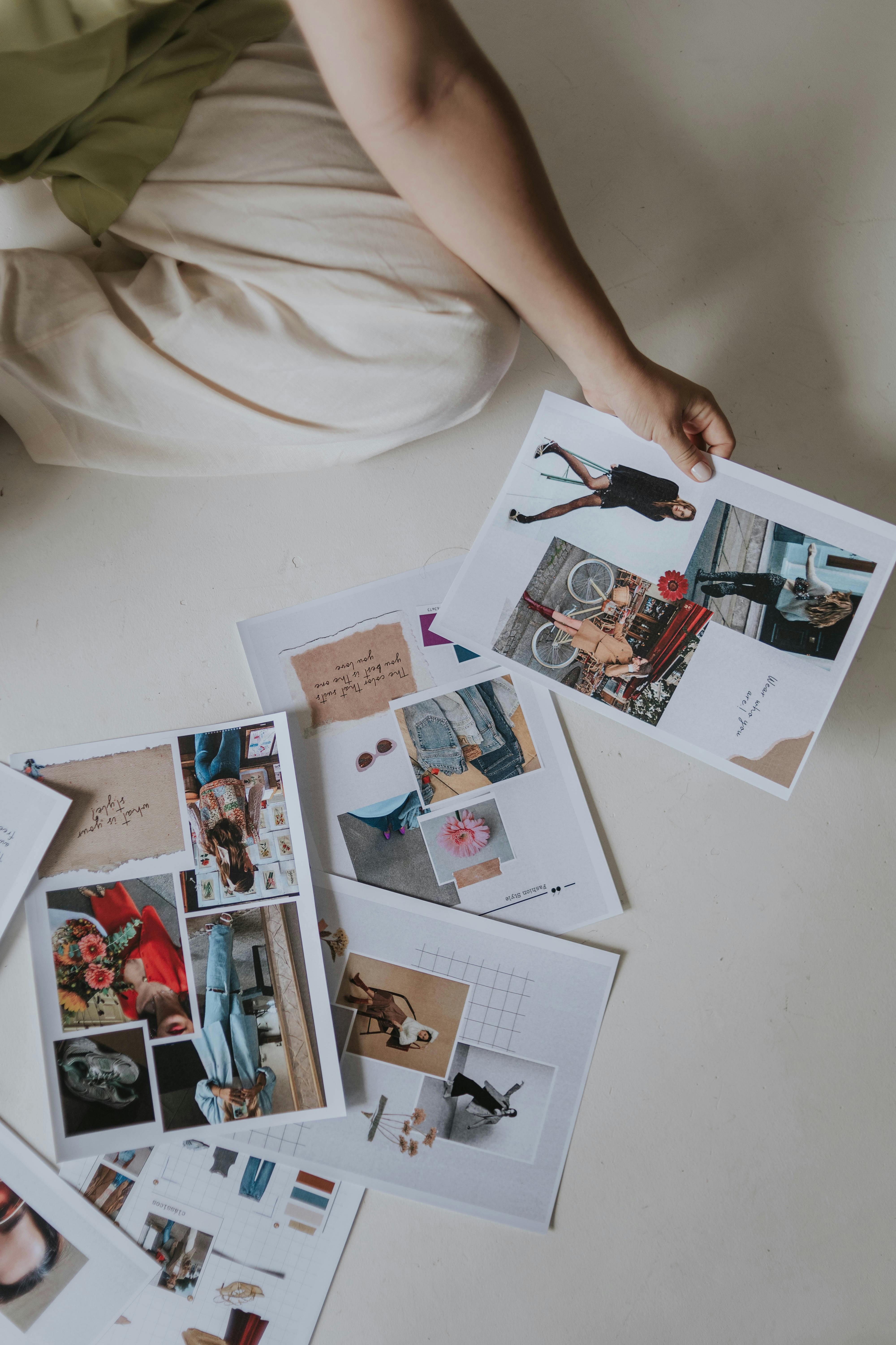 Miễn phí Bộ sưu tập nghệ thuật gồm các bức ảnh và tranh ghép được sắp xếp sáng tạo trên sàn nhà. Ảnh lưu trữ