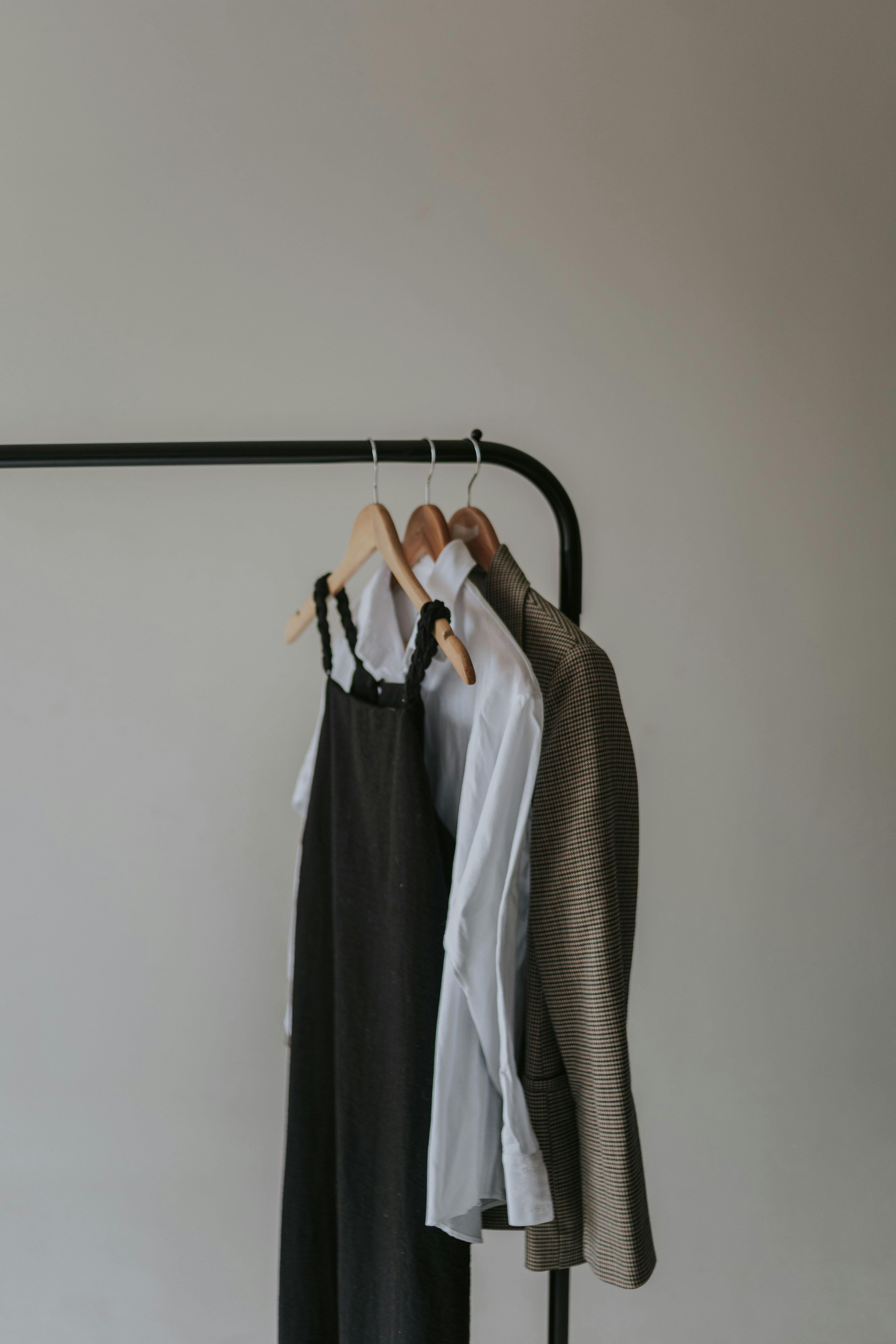 Безкоштовне Мінімалістична сцена, що демонструє елегантні вбрання на простій вішалці для одягу. стокове фото