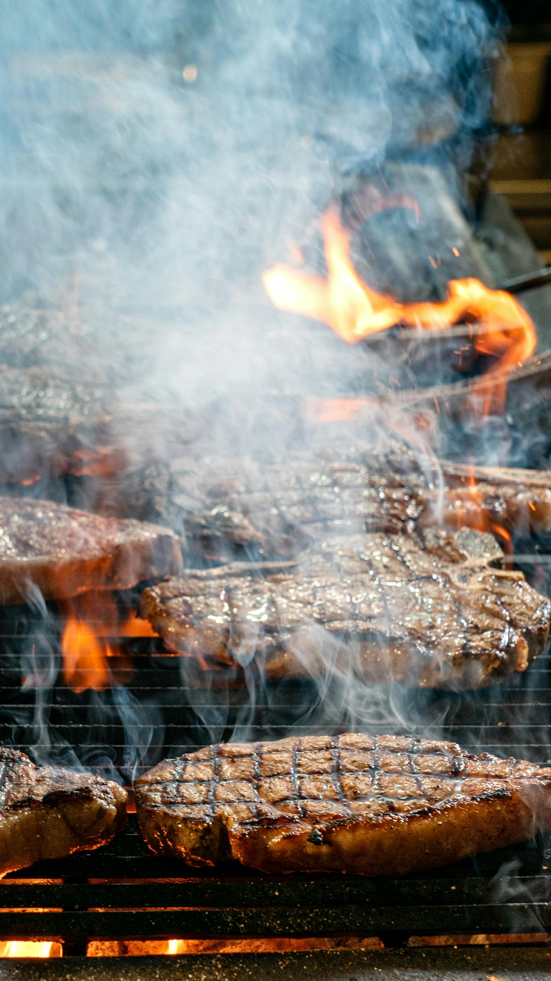 Gratuit Des steaks juteux grillés au barbecue, fumés et cuits sur des flammes nues. Photos