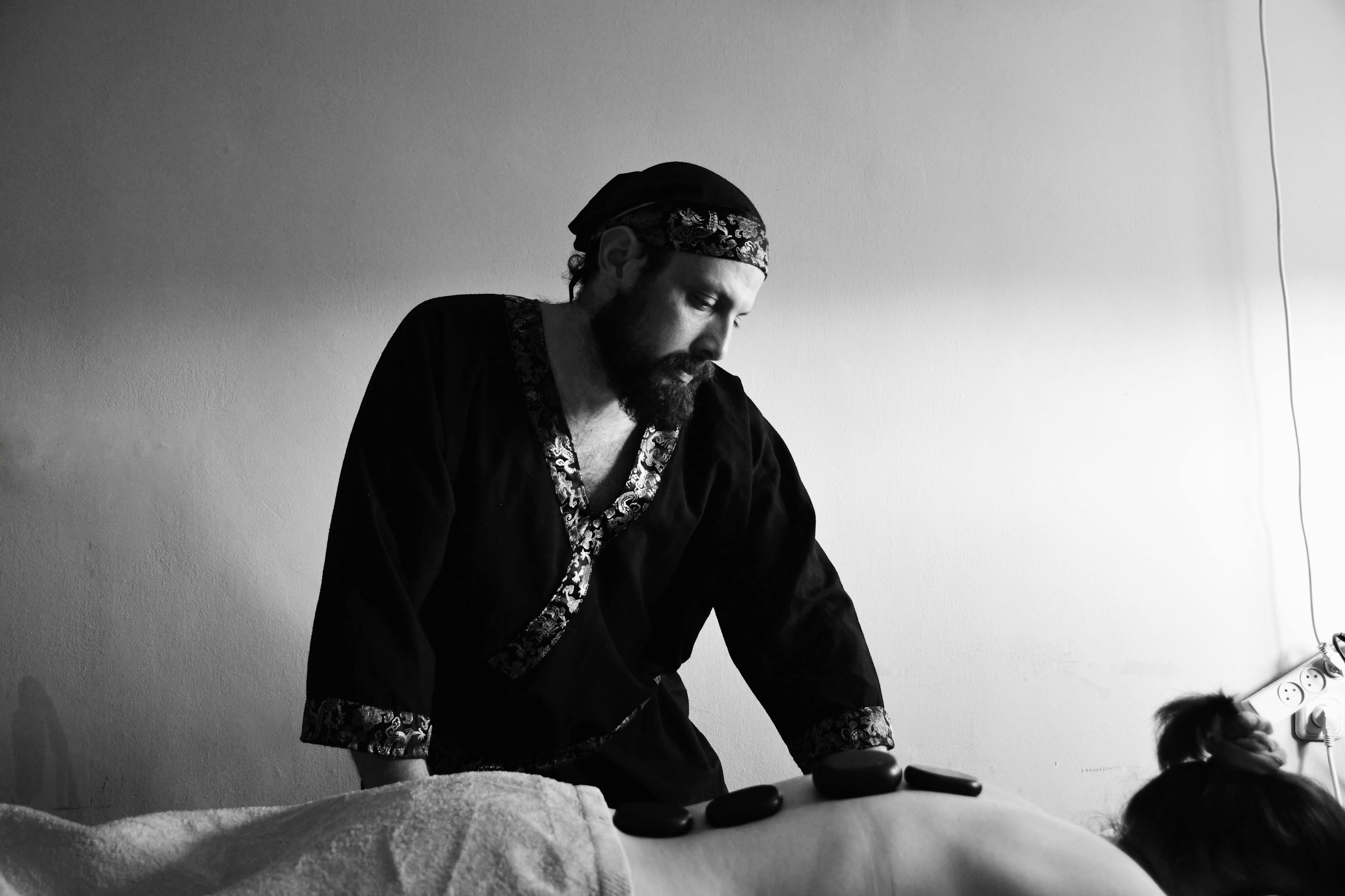 Miễn phí Một chuyên viên trị liệu spa thực hiện liệu pháp massage đá nóng trong không gian thư giãn trong nhà. Ảnh lưu trữ